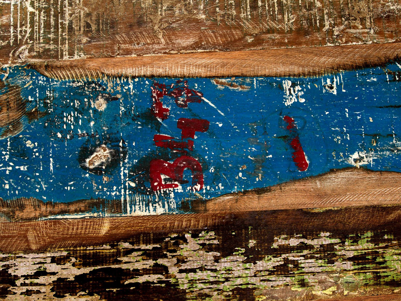 Detailansicht lackierter, bunter Mango-Holzoberfläche der Bad Hochkommode Blue Lagoon mit abgeblättertem Patina-Effekt