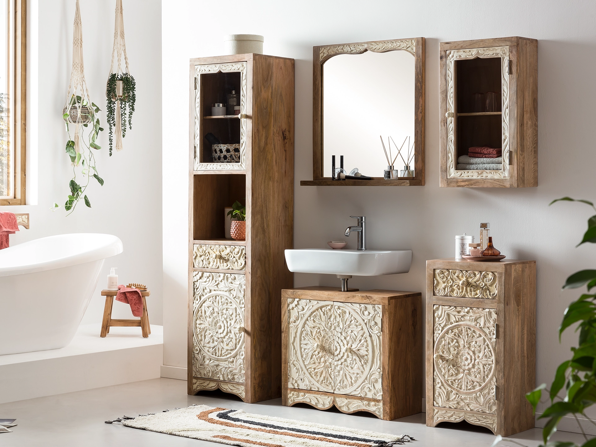 Ambienteaufnahme des Möbelstücks „Delhi“ – warmes Massivholz, dezente Dekoration mit Pflanze, gemütliche natürliche Wohnatmosphäre