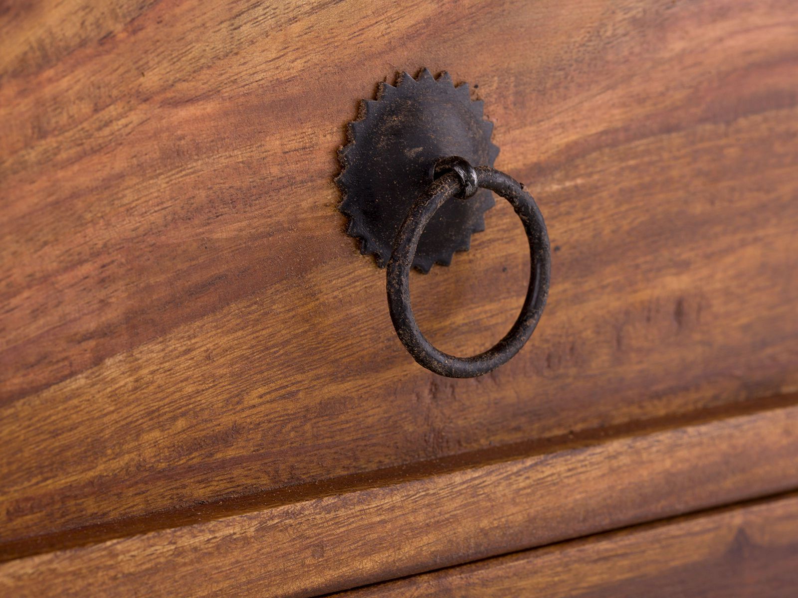 Detailbild Sideboard Merlino Akazie: Lackierte Akazie-Oberfläche mit rustikalem, schwarz-grauem Metallringgriff an der Fronttür.