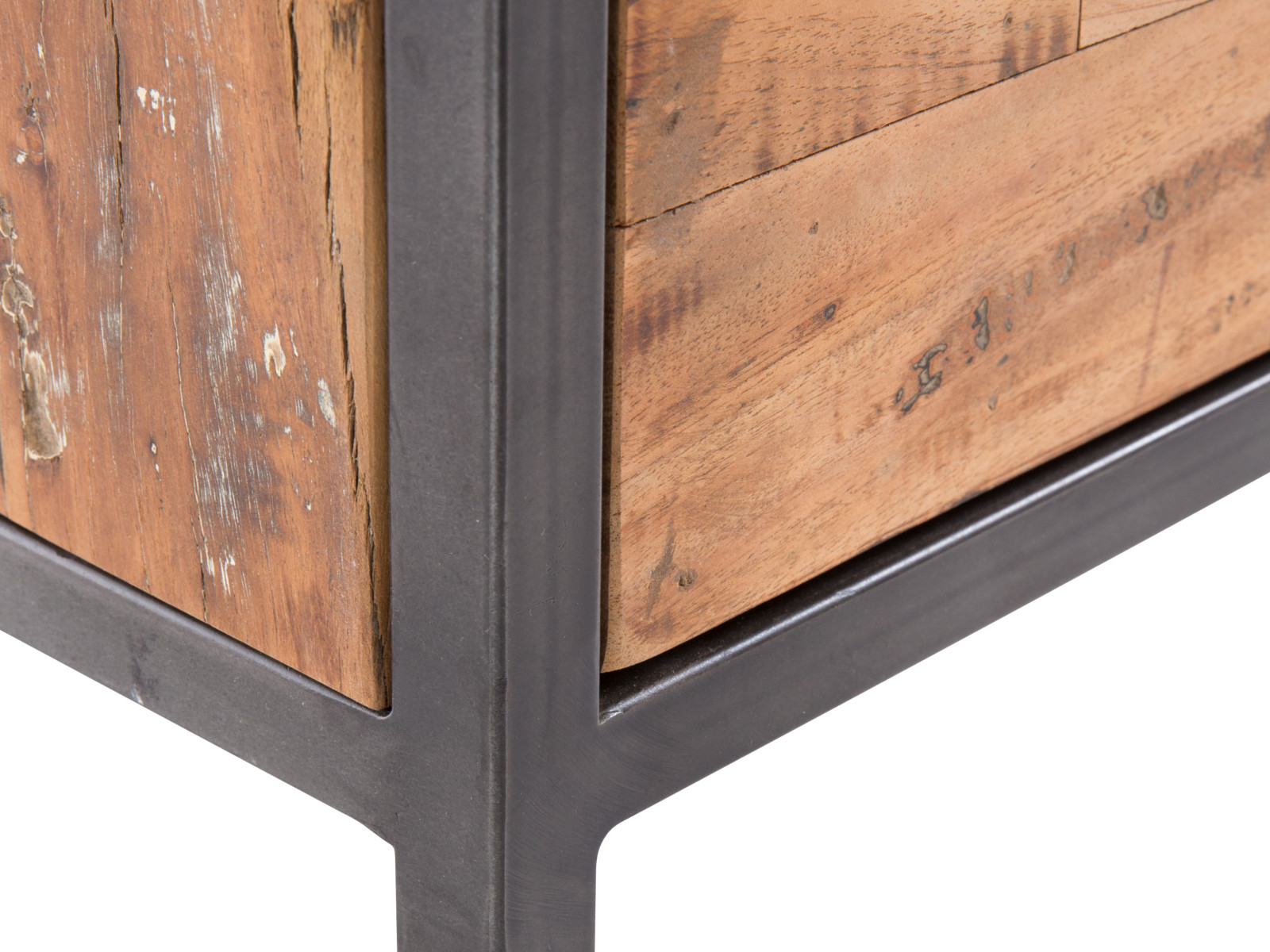 TV-Board Bristol Detailansicht Nahaufnahme der braunen Altholz-Front und des schwarzen Metallrahmens an der Eckverbindung