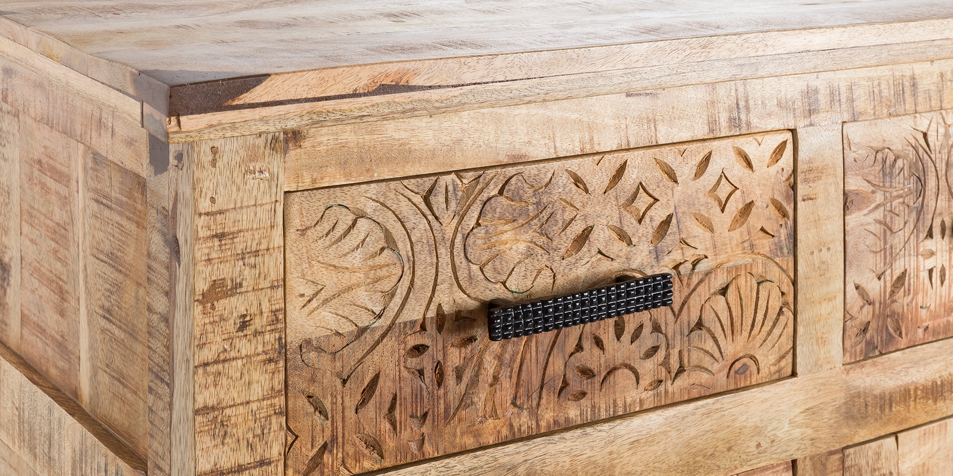 Detailansicht des Mumbai-Holzmöbels: natürliche Holzmaserung, warme Naturtöne, feine Kanten und matte Oberfläche