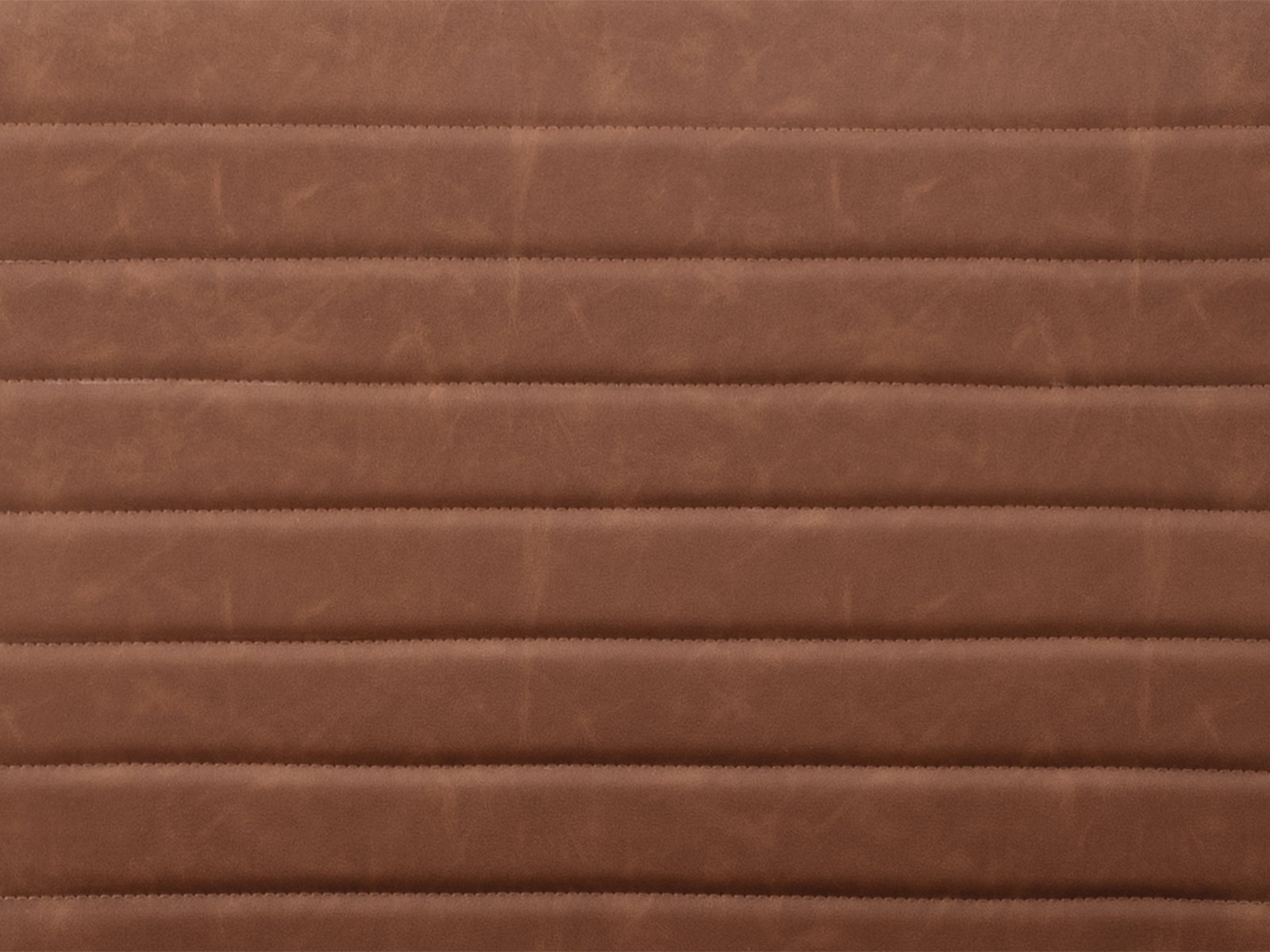 Detailaufnahme eines Tisches mit warmer Holzmaserung, feiner Oberflächenstruktur und sichtbaren Jahresringen, rustikal-moderner Charakter