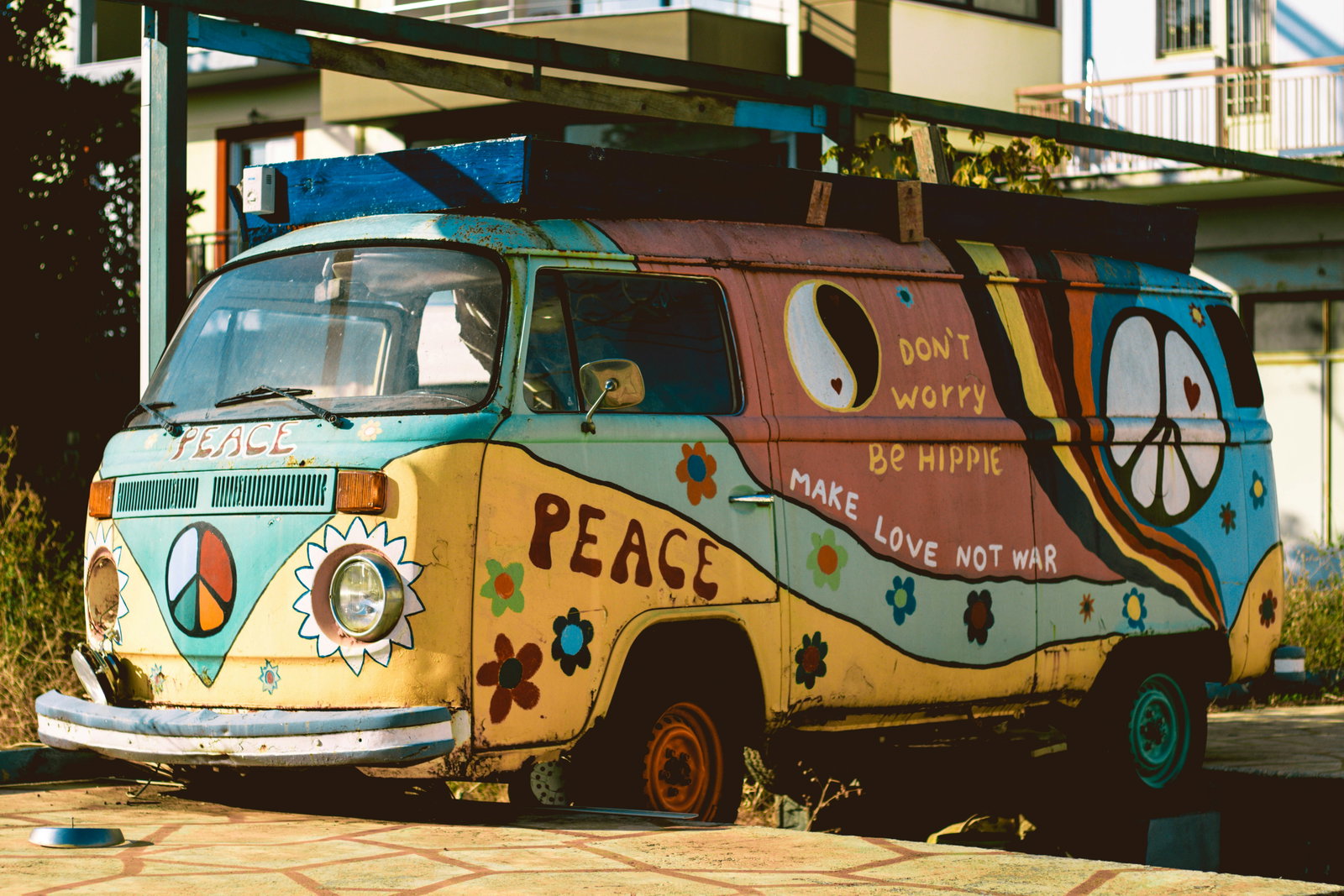 Farbenfroher Hippie-Bus mit floralen Mustern und Friedenssymbolen, passend zu den kulturellen Wurzeln des Boho-Stils