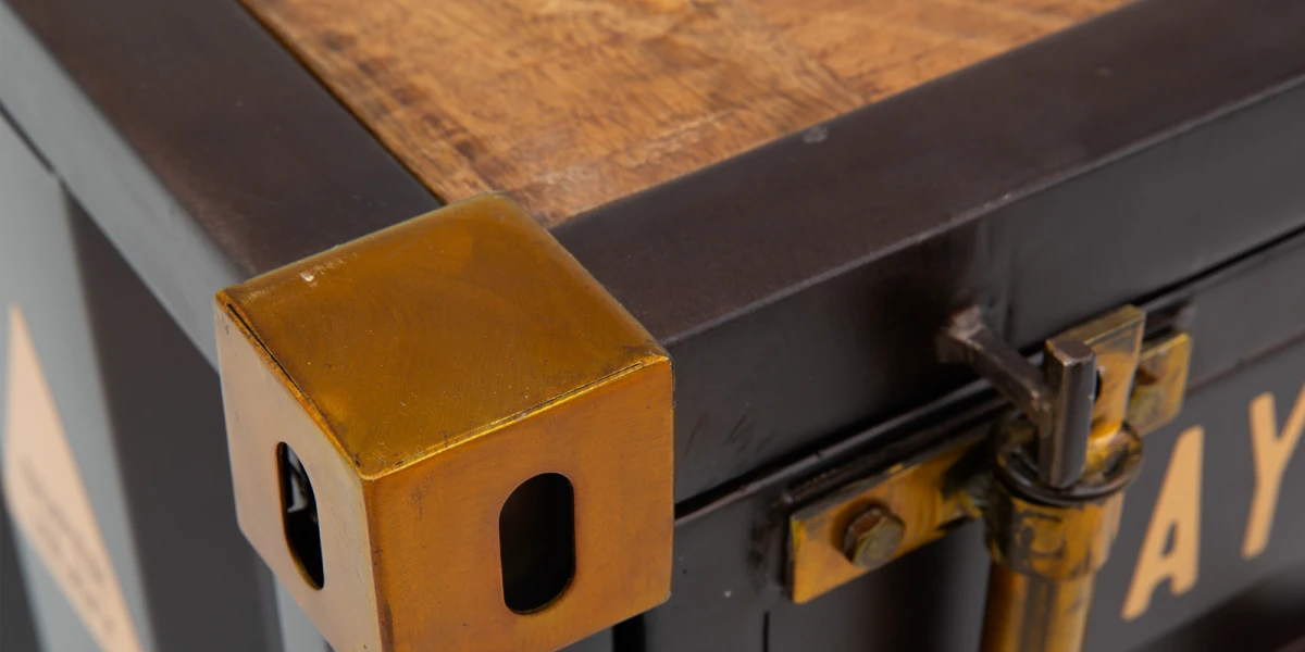 Detailaufnahme des Cargon‑Möbelstücks: natürliche Holzmaserung, feine Kanten, warmes Eichenton, mattes Finish