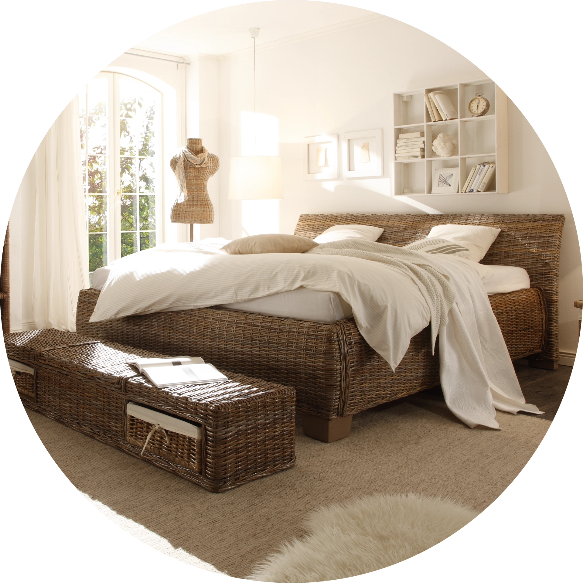 Holz trifft Geflecht: Stuhl mit warmem Holzrahmen und geflochtenem Sitz in natürlichen Tönen, gemütlich-rustikales Ambiente