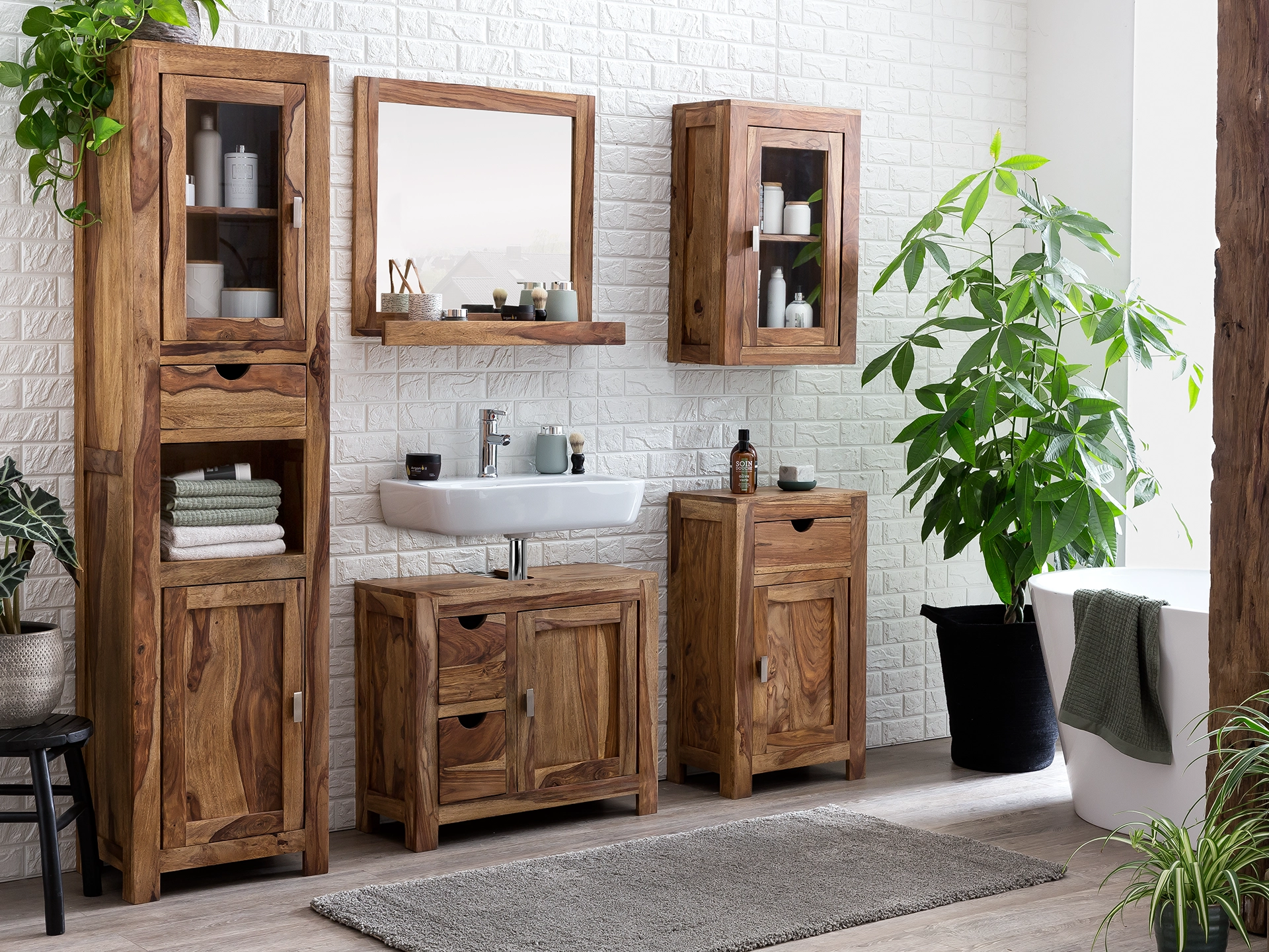 Lagos Holzmöbel im modernen Wohnambiente: massives Holz, warme Töne und dezente Dekoration