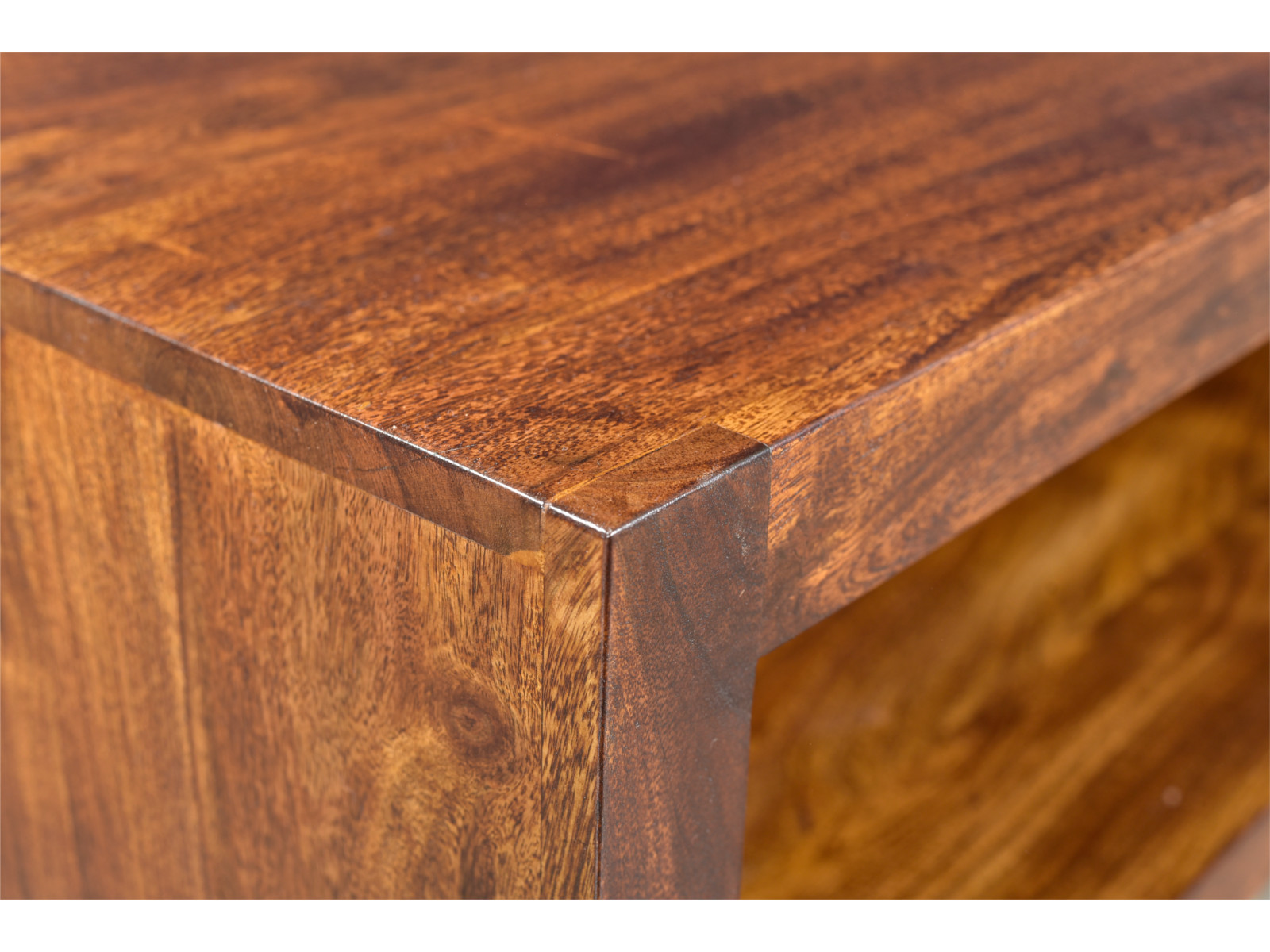 45°-Detailansicht der lackierten Akazienholz-Eckverbindung des Couchtischs Milburn (Rechteck, 5 cm Platte)