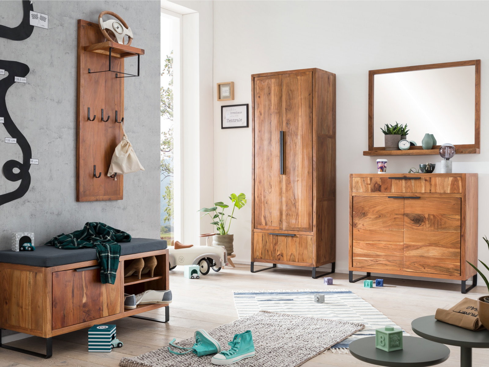 Flurmöbel-Set Sydney in Akazie hell lackiert Wohnbeispiel 45°-Ansicht mit Garderobenpanel Schuhbank Sideboard und Spiegel
