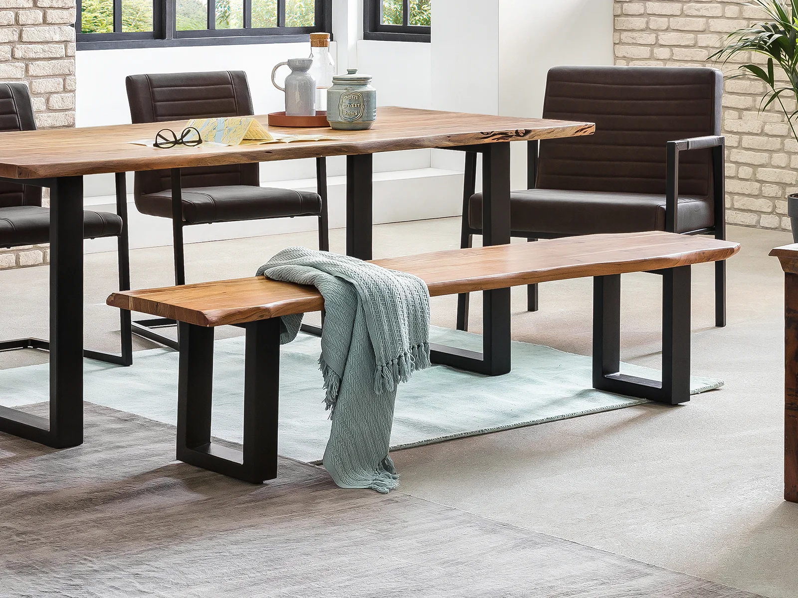 Massive Essbank Bullwer aus Akazienholz mit natürlicher Baumkante und schwarzen Metallbeinen im Industrial-Stil für das Esszimmer