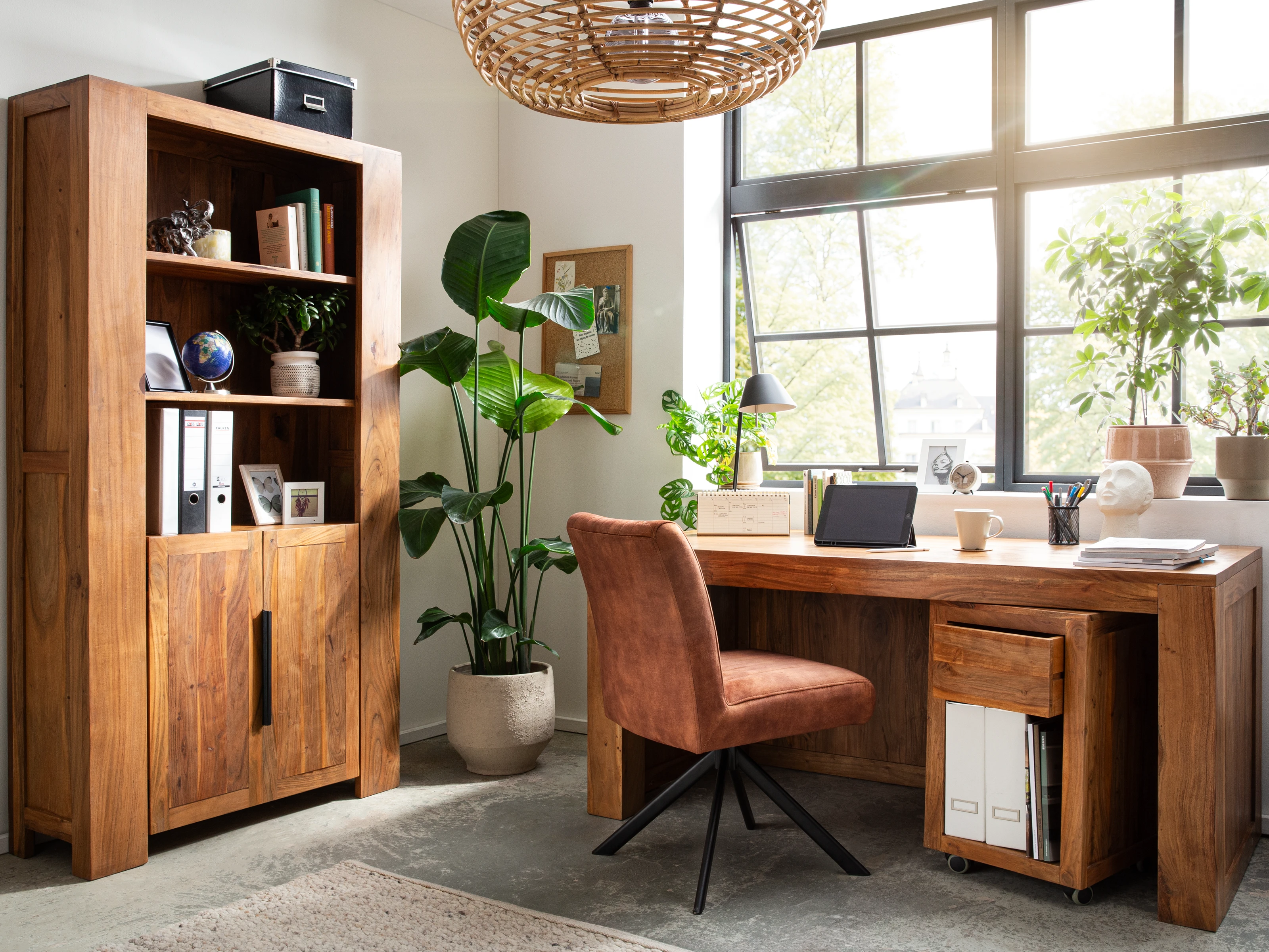 Modernes Büro-Ambiente mit robustem Holz-Schreibtisch der Osbon-Serie, ergonomischer Arbeitsplatz mit Stuhl und Dekor