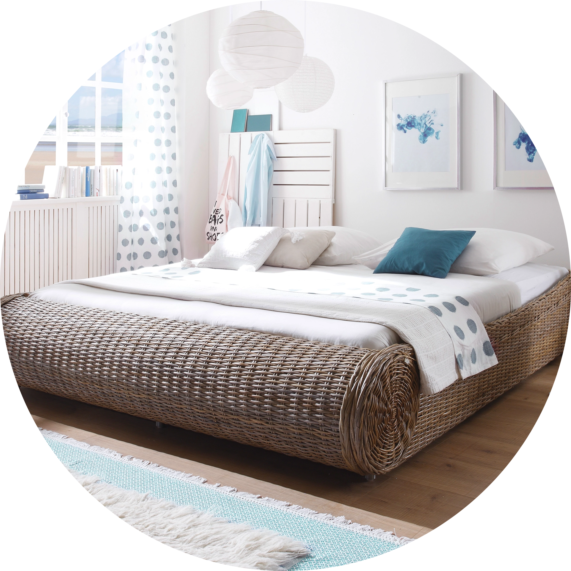 Moderne runde Holzmöbel in warmem Wohnambiente: runder Tisch, Hocker und Beistelltische in natürlichen, neutralen Tönen