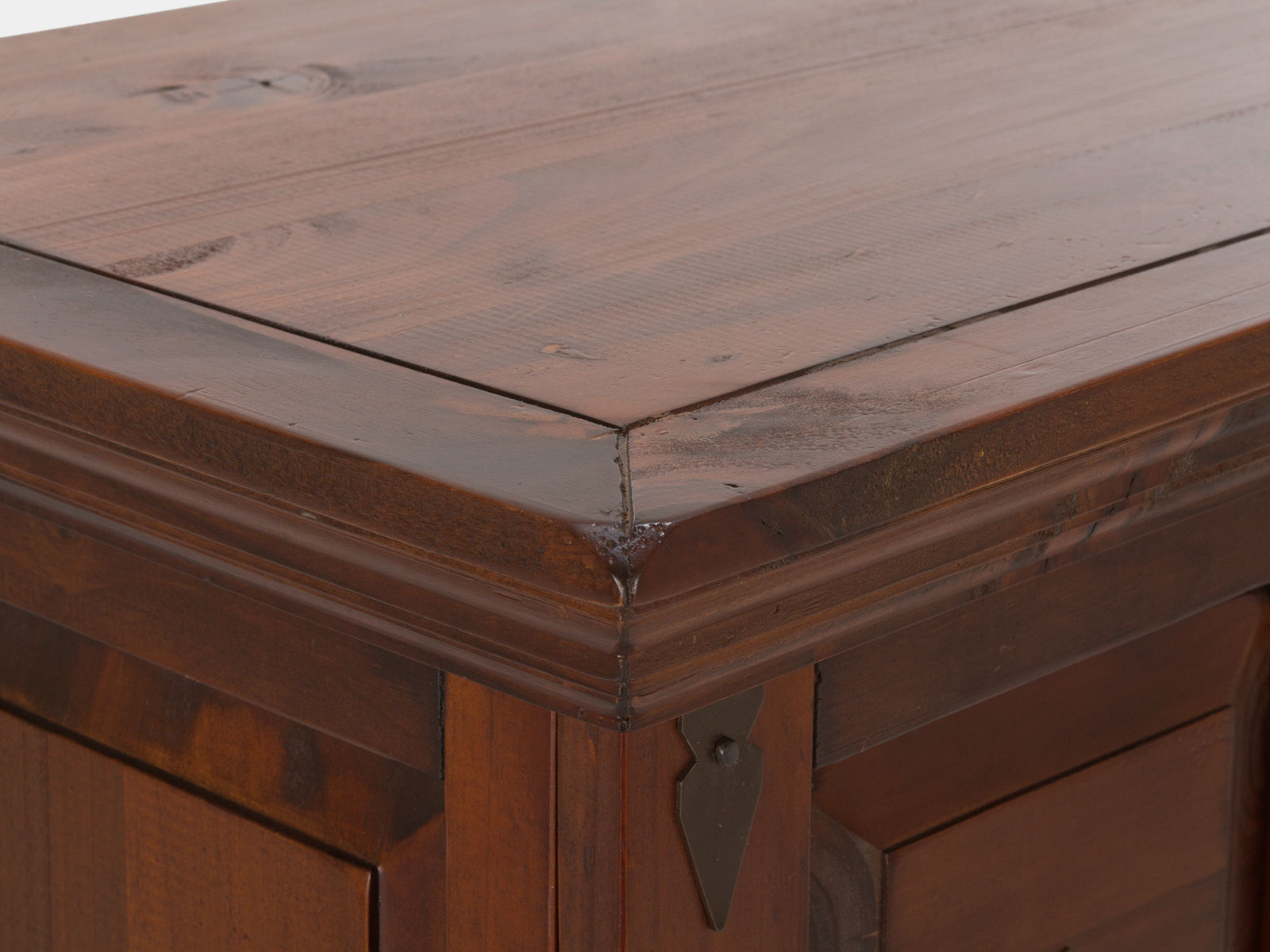Detailansicht der lackierten Pinie-Holzoberfläche und Eckverbindung des braunen Highboard Catana (Freisteller, 45°-Ansicht)