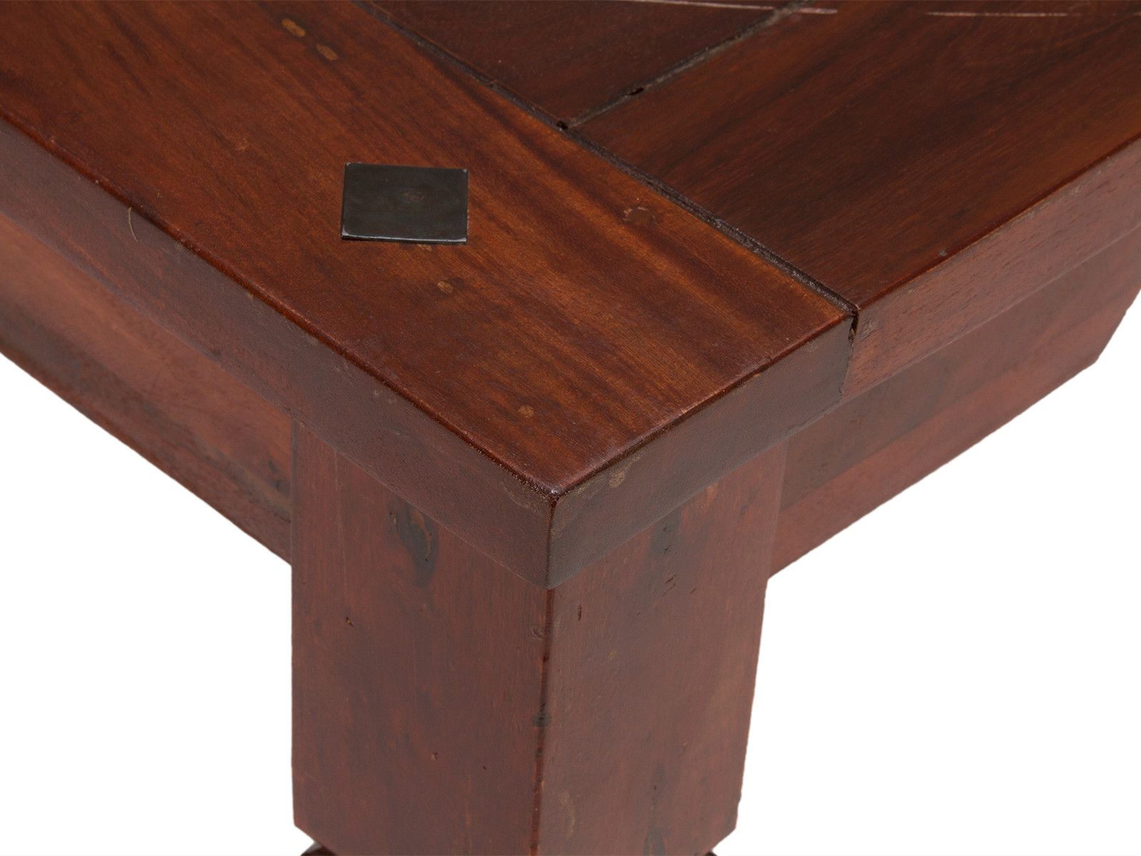 Detailansicht Beistelltisch Texas 45°-Freisteller: quadratische 60×60 cm Akazienholz-Oberfläche mit massiver Eckverbindung, braun.