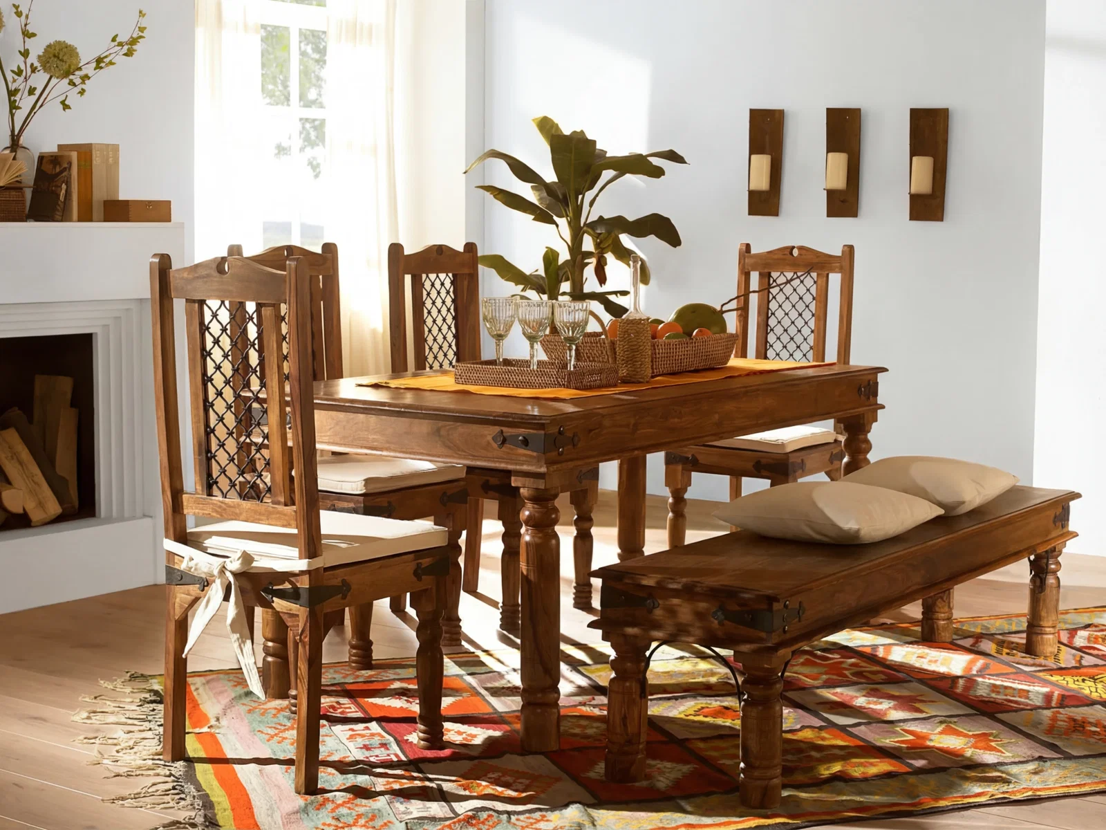 Essbereich im Landhausstil mit Massivholztisch, Stühlen, Sitzbank und wohnlicher Dekoration