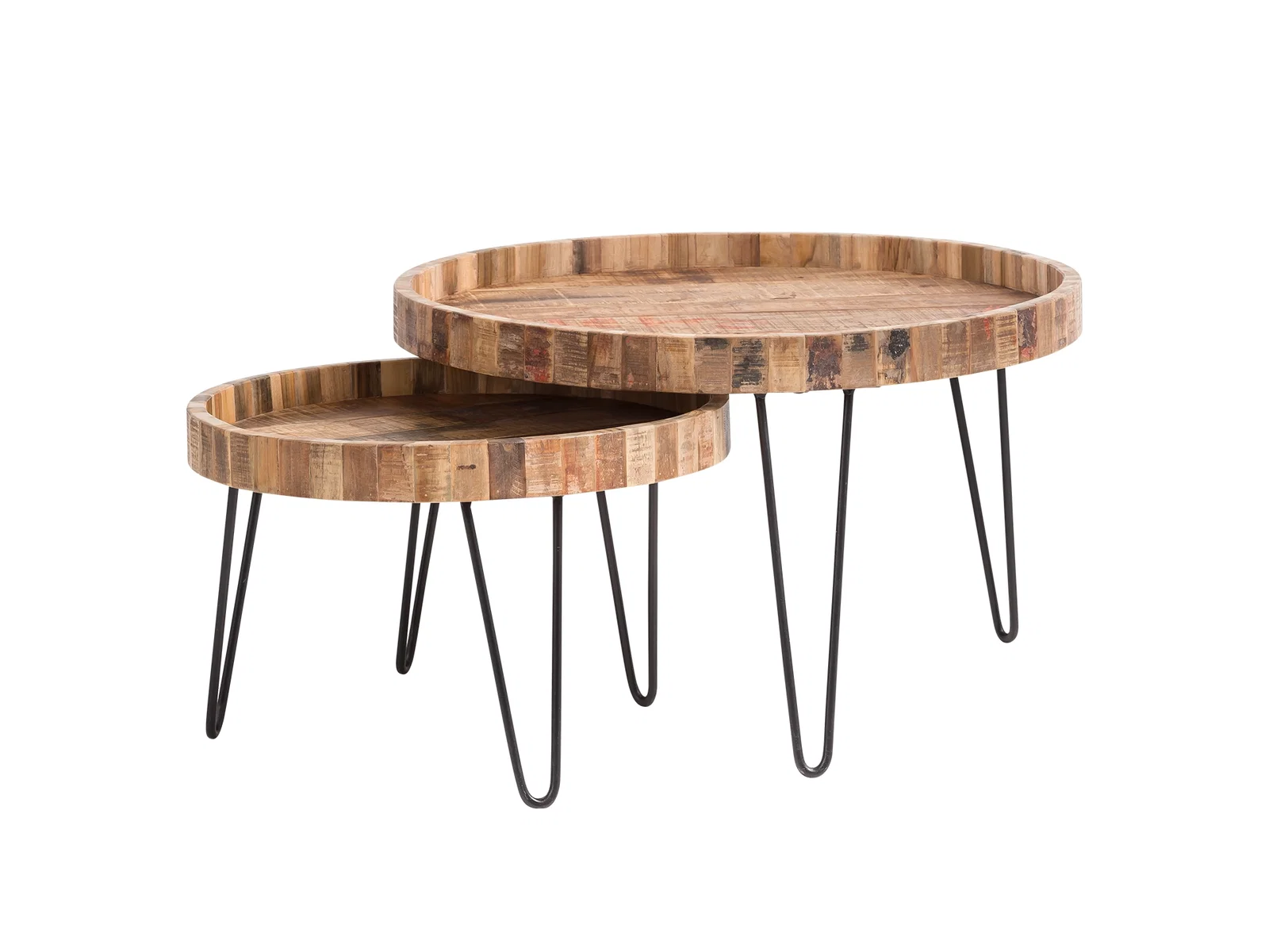 Verschiedene Couchtische aus Holz und Metall in modernem Wohnzimmer – runde und eckige Formen, Holzoberflächen, minimalistisches Ambiente