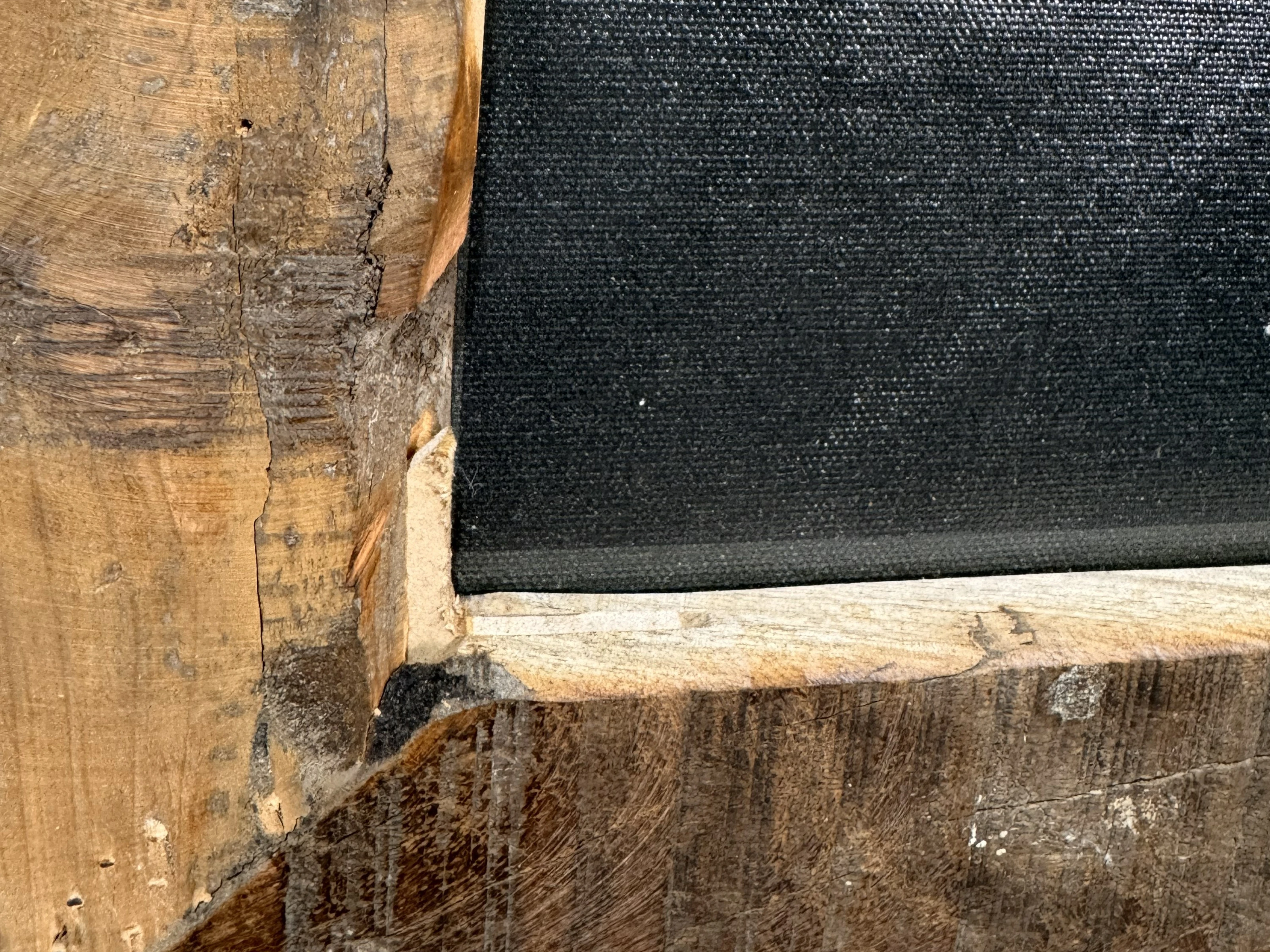 Detailansicht des Altholz-Rahmens und der schwarzen Leinwand des rechteckigen Canvas-Wandbilds „Silent Strength“ (70×90 cm)