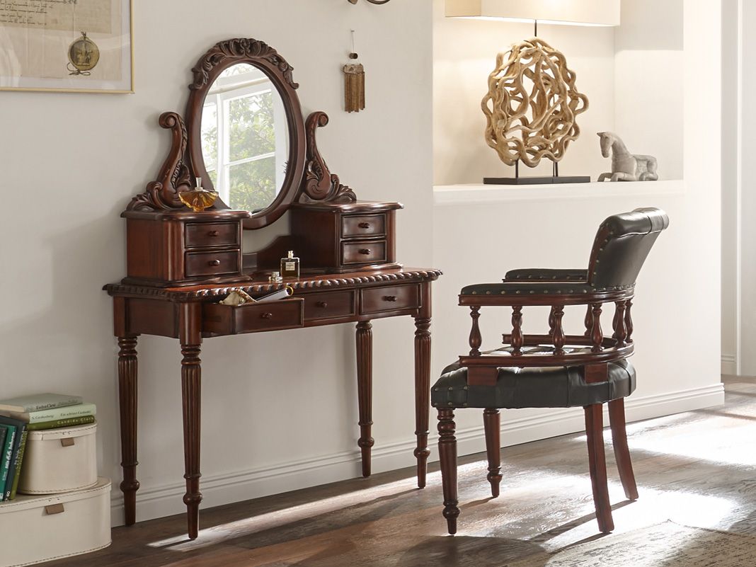 Tischkonsole aus Holz in heller Wohnkulisse, Massivholz mit sichtbarer Maserung, dekoriert mit Lampe und Grünpflanze