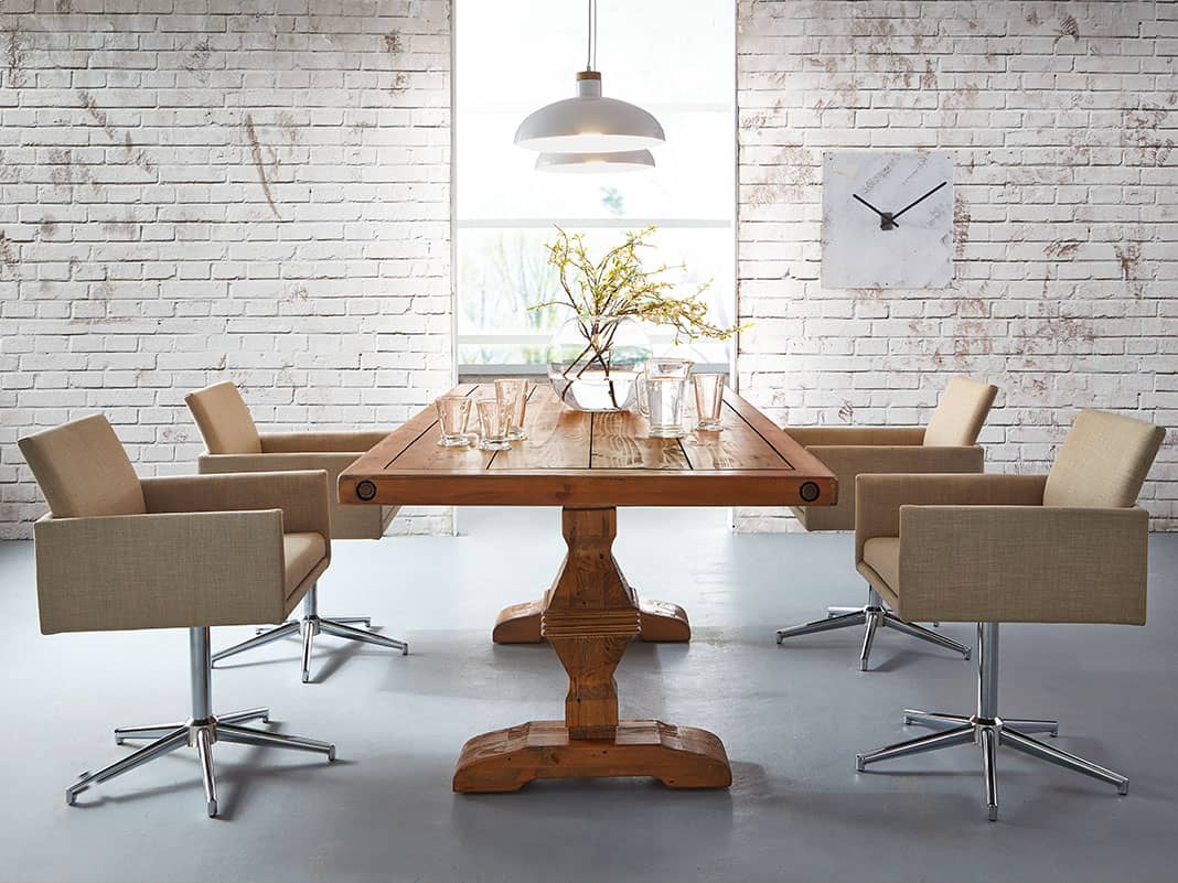 Moderner Klostertisch aus massiver Eiche, rechteckig mit natürlicher Holzmaserung, warmes Ambiente im schlichten Esszimmer