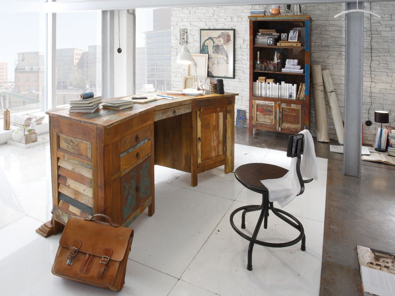 Modernes Büro mit Holzschreibtischen, ergonomischen Stühlen, Besprechungsbereich, Grünpflanzen und viel Tageslicht.