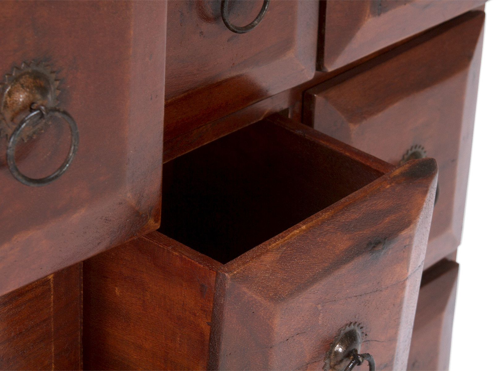 Detailaufnahme einer dunklen Holzkommode mit geöffneter Schublade und antiken Ringgriffen im Kolonialstil