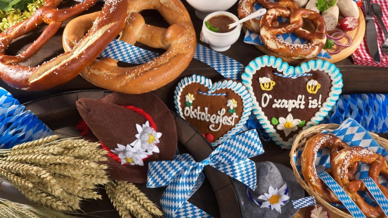 Modernes Holzmöbel freigestellt auf weißem Hintergrund, minimalistisches Design mit sichtbarer Holzmaserung