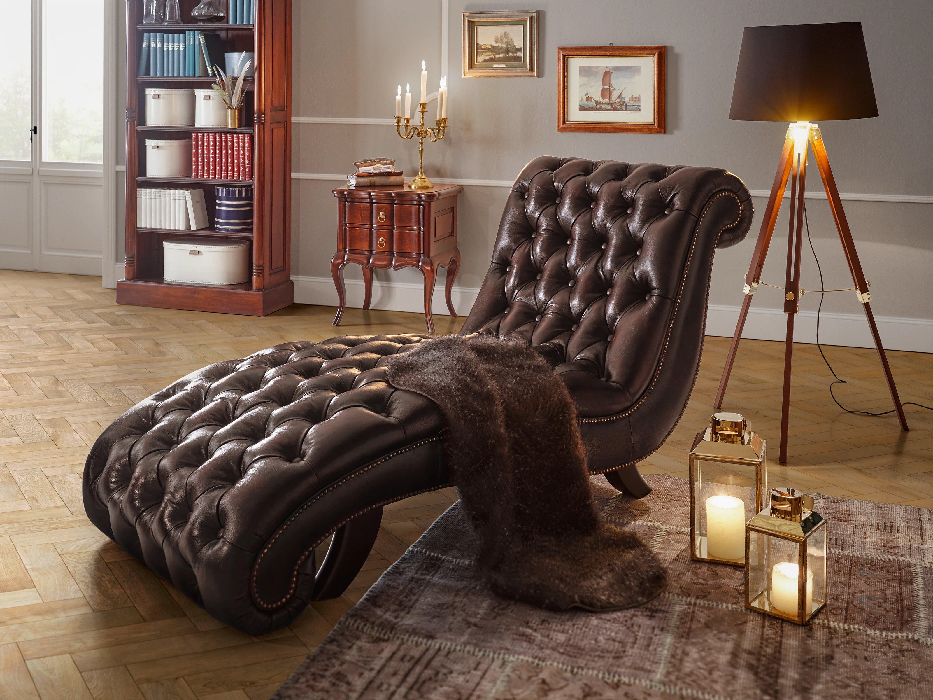 Elegante Chaiselongue im Chesterfield-Design aus Leder schafft mit klarer Form, hochwertiger Handarbeit und warmer Ausstrahlung eine entspannte Home-Retreat-Atmosphäre