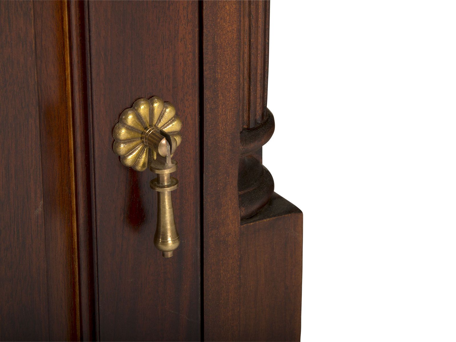 Freisteller Detailansicht: Messing-Türgriff an lackierter Mahagoni-Holztür des Schreibtischs Cambridge 180×80 cm
