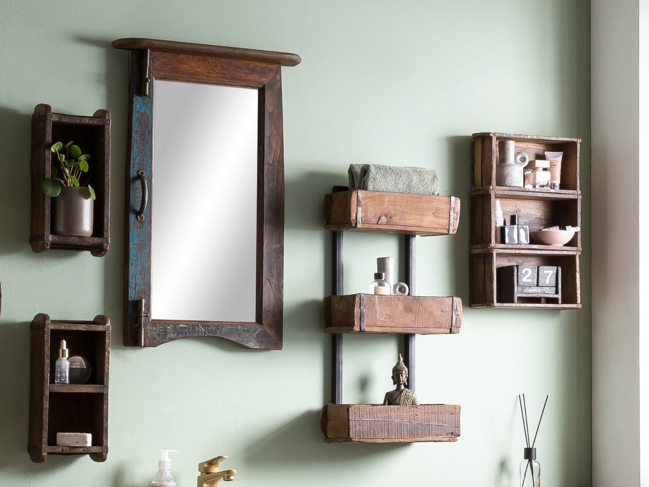 Antike Ziegelformen aus Holz dekorativ an Wand, rustikale Dekoidee in warmen Holztönen für Landhaus- oder Industriestil.