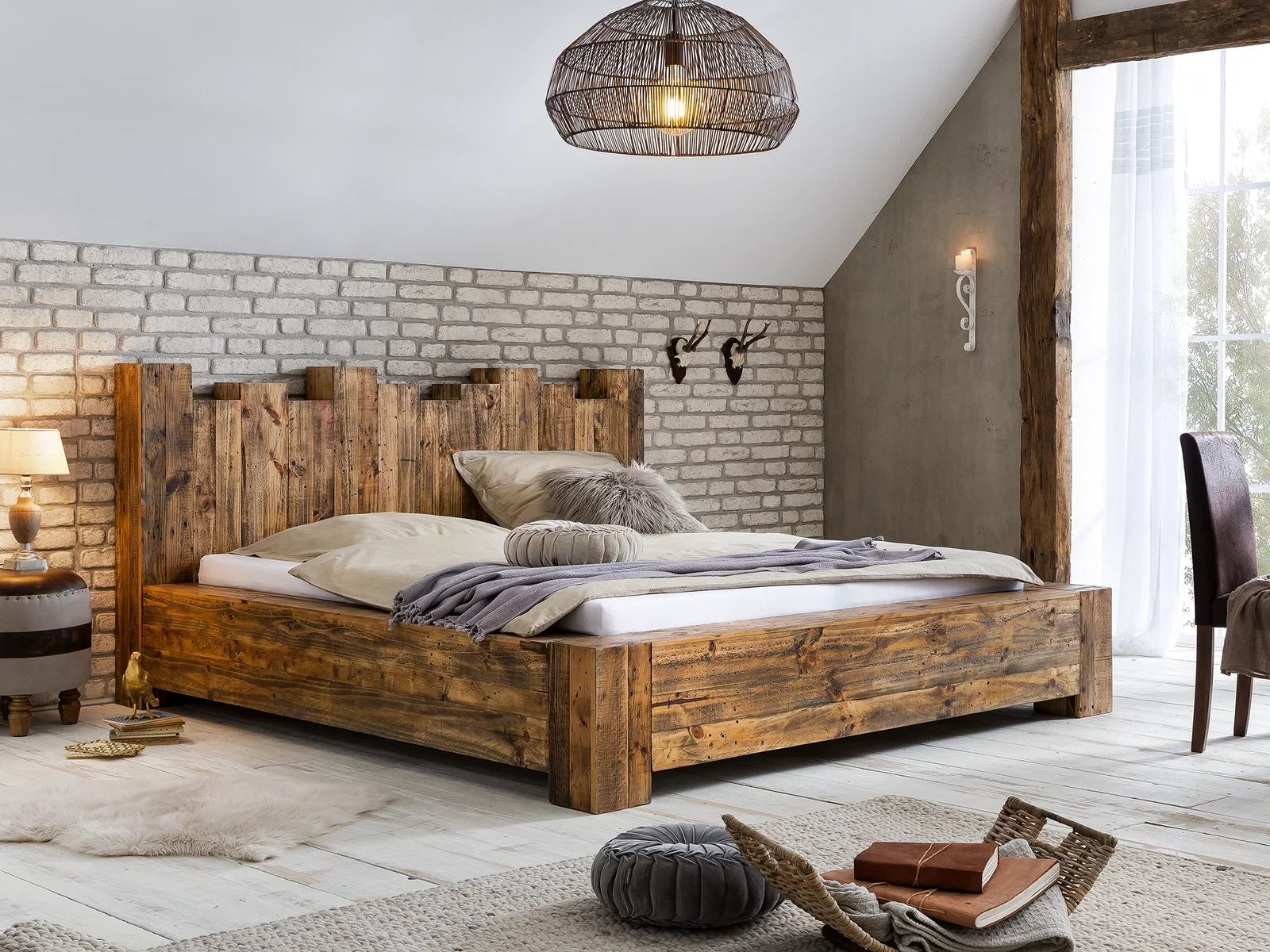 Bett Kingsburgh aus Holz mit markanter Maserung in einem hellen Schlafzimmer mit natürlichen Materialien im Chalet-Stil