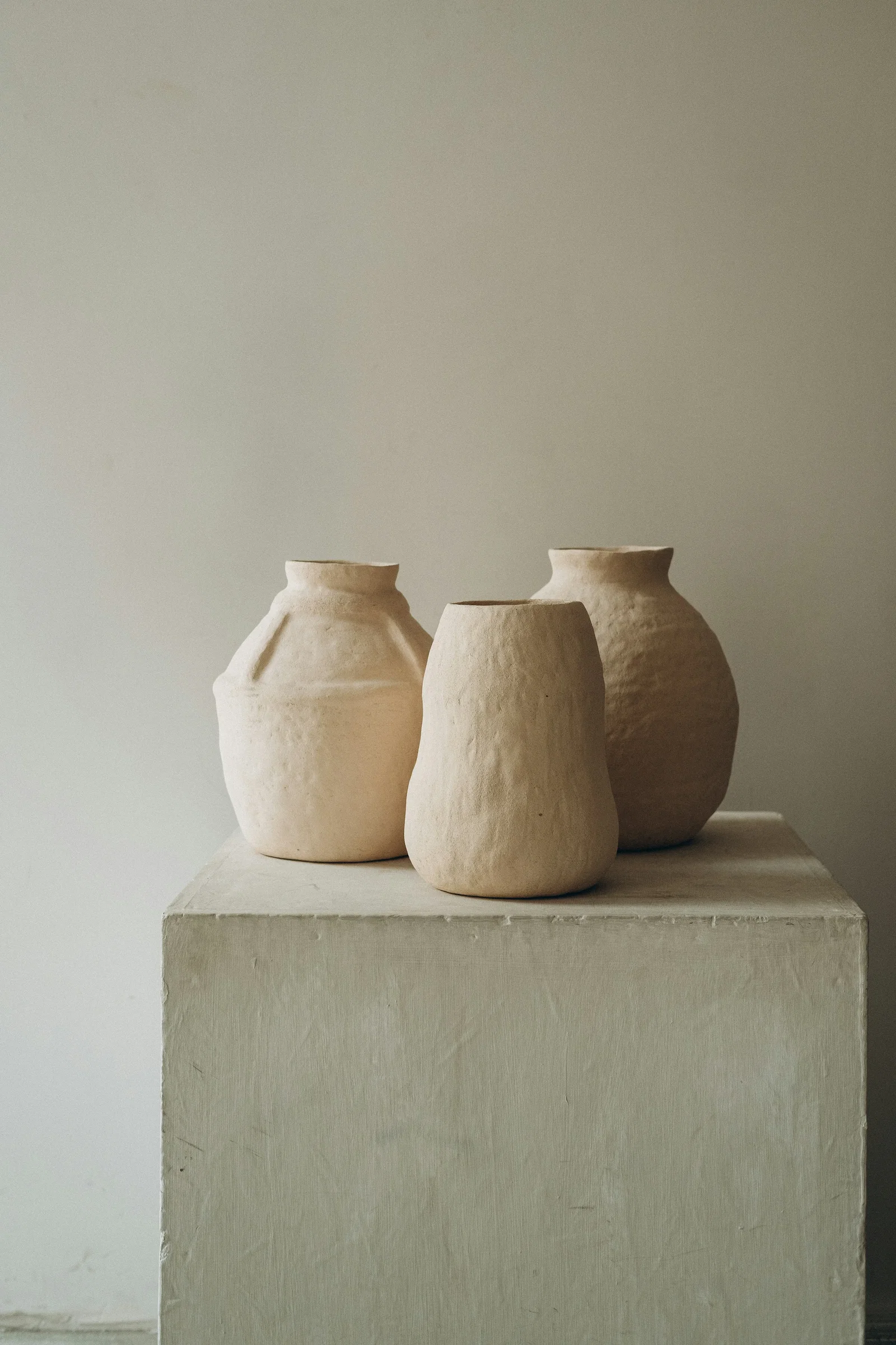 Unregelmäßig geformte Vasen in Beige und Sand als natürliche Dekoration im Ethno- und Boho-Stil