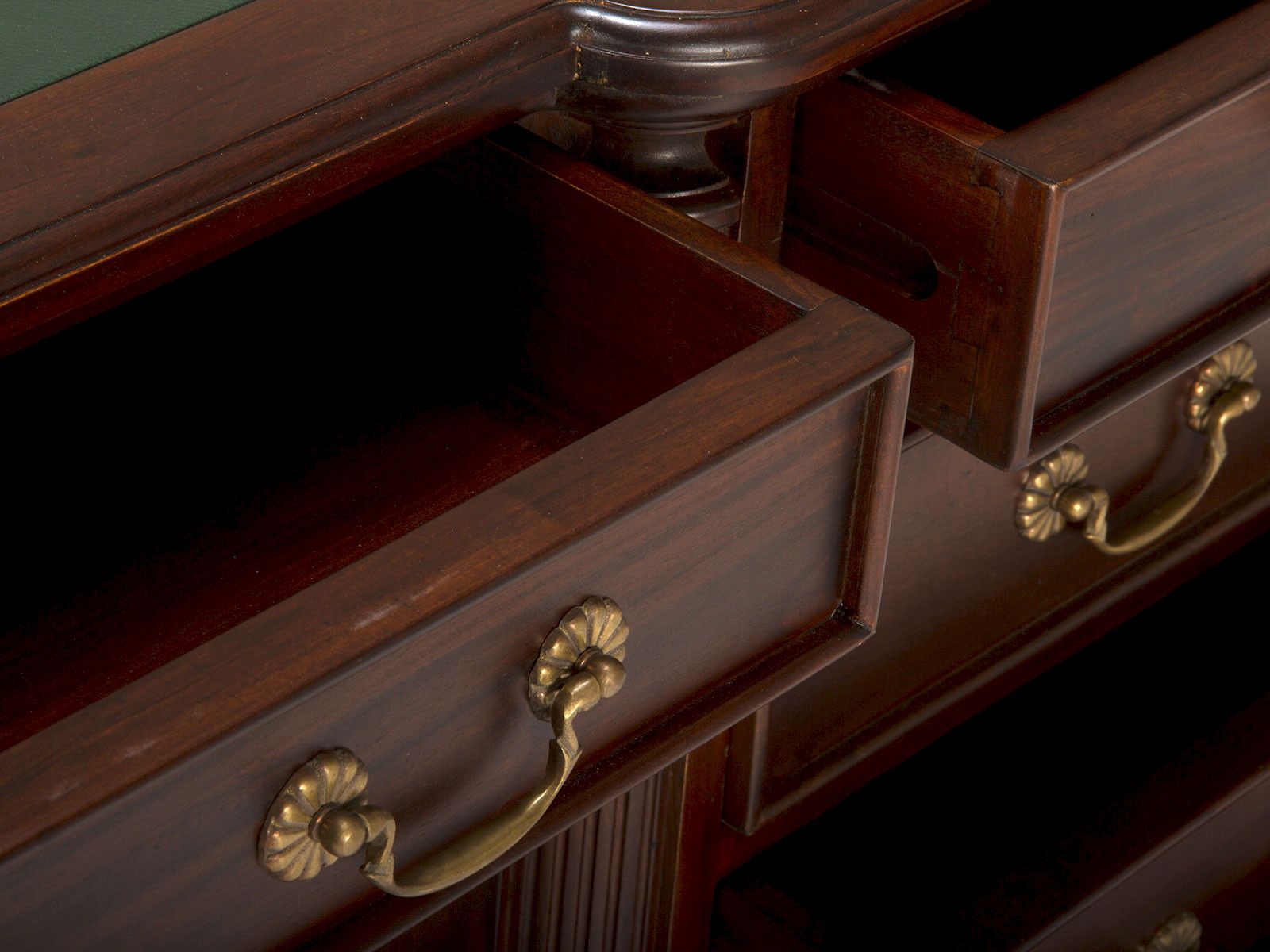 Detailbild offener Mahagonischubladen des Schreibtischs Cambridge 180x80 Partner in 45°-Frontansicht mit Messinggriffen