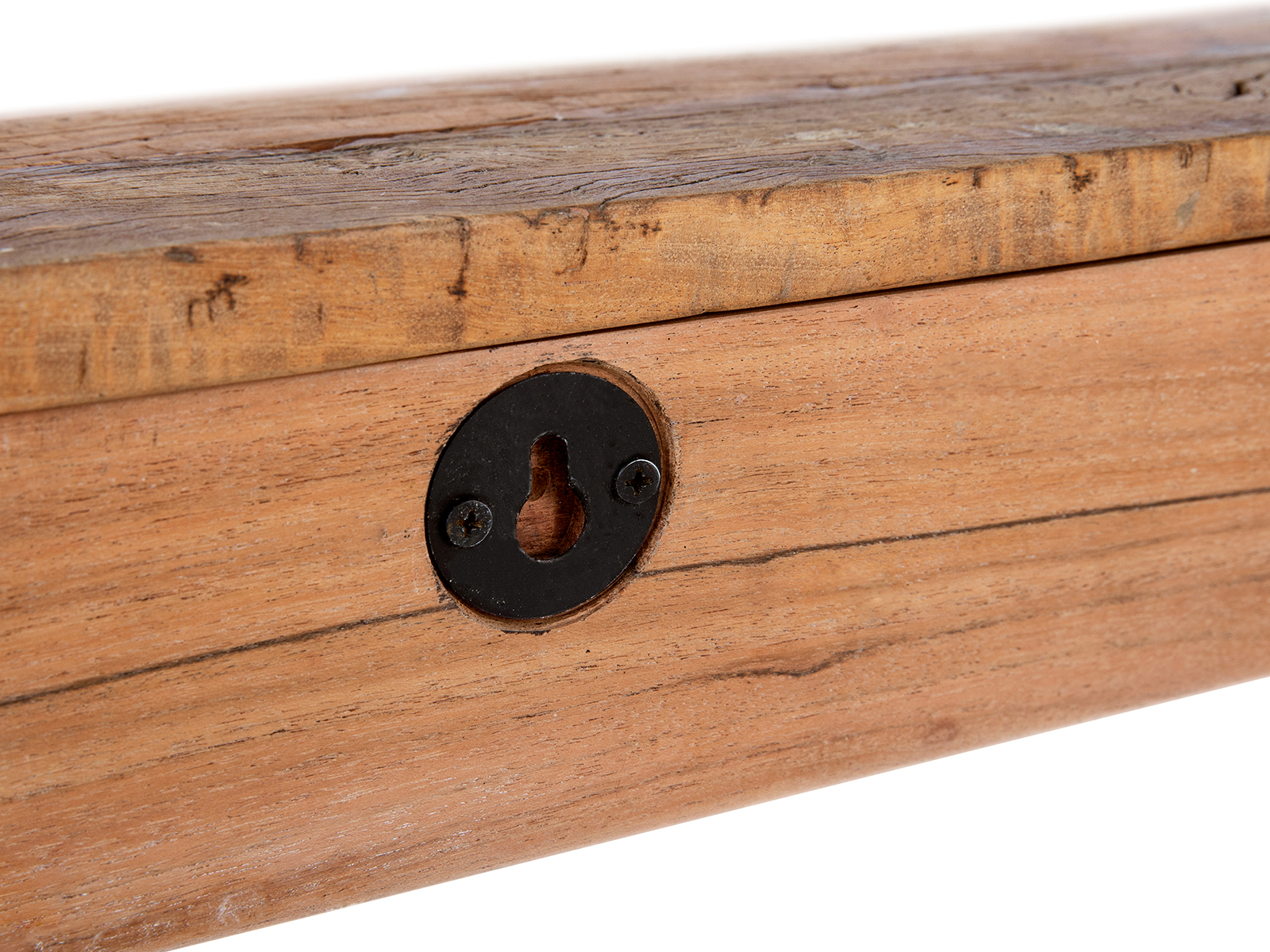 Wandboard Oldwood 160cm Detailbild: lackierte Altholzoberfläche mit Schlüsselbohrung zur Wandmontage.