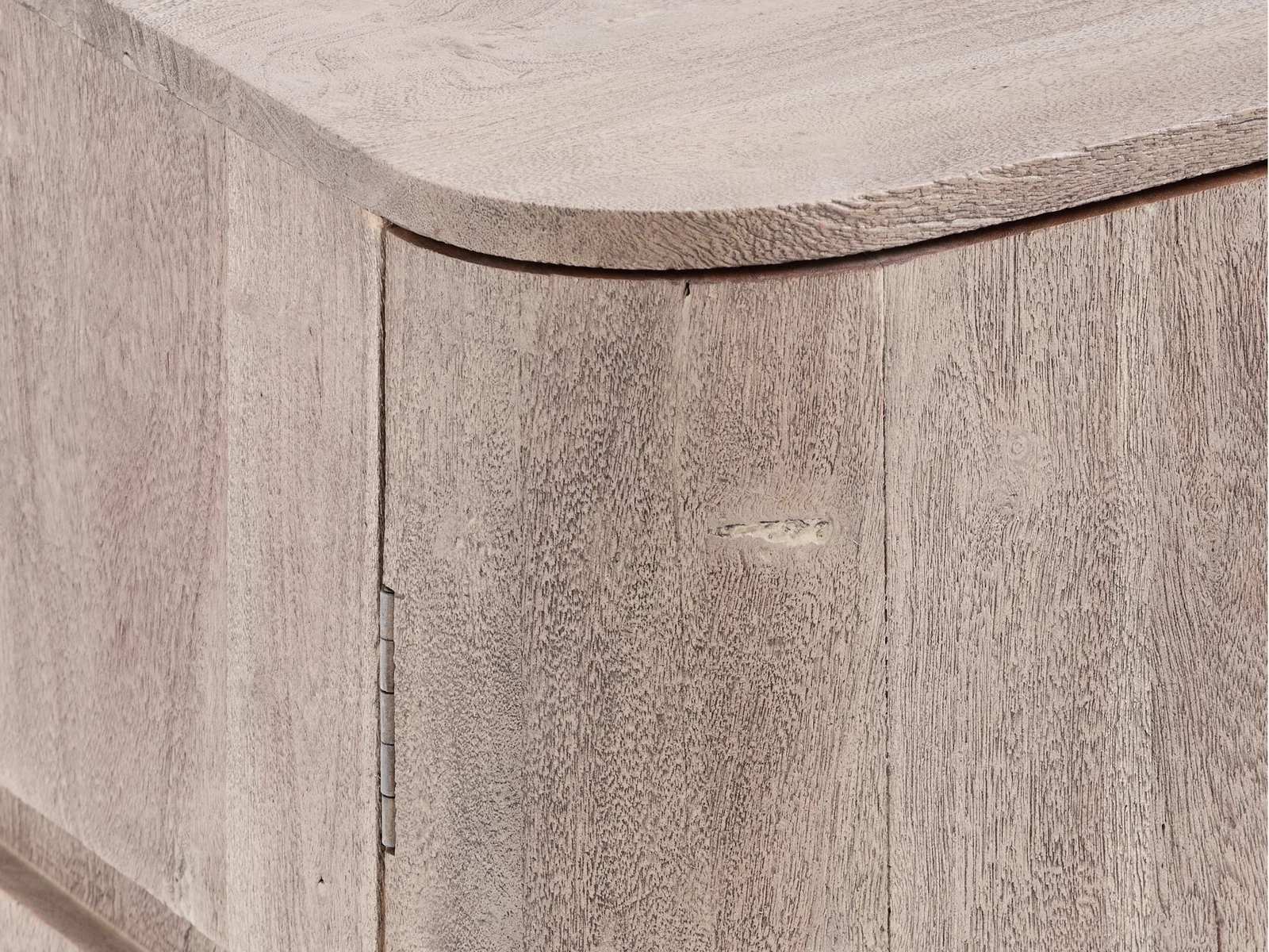 Detailaufnahme eines grauen Akazien-Sideboards Kala mit lackierter Holzoberfläche und Türscharnier, 45-Grad-Ansicht eines Möbel-Freistellers.