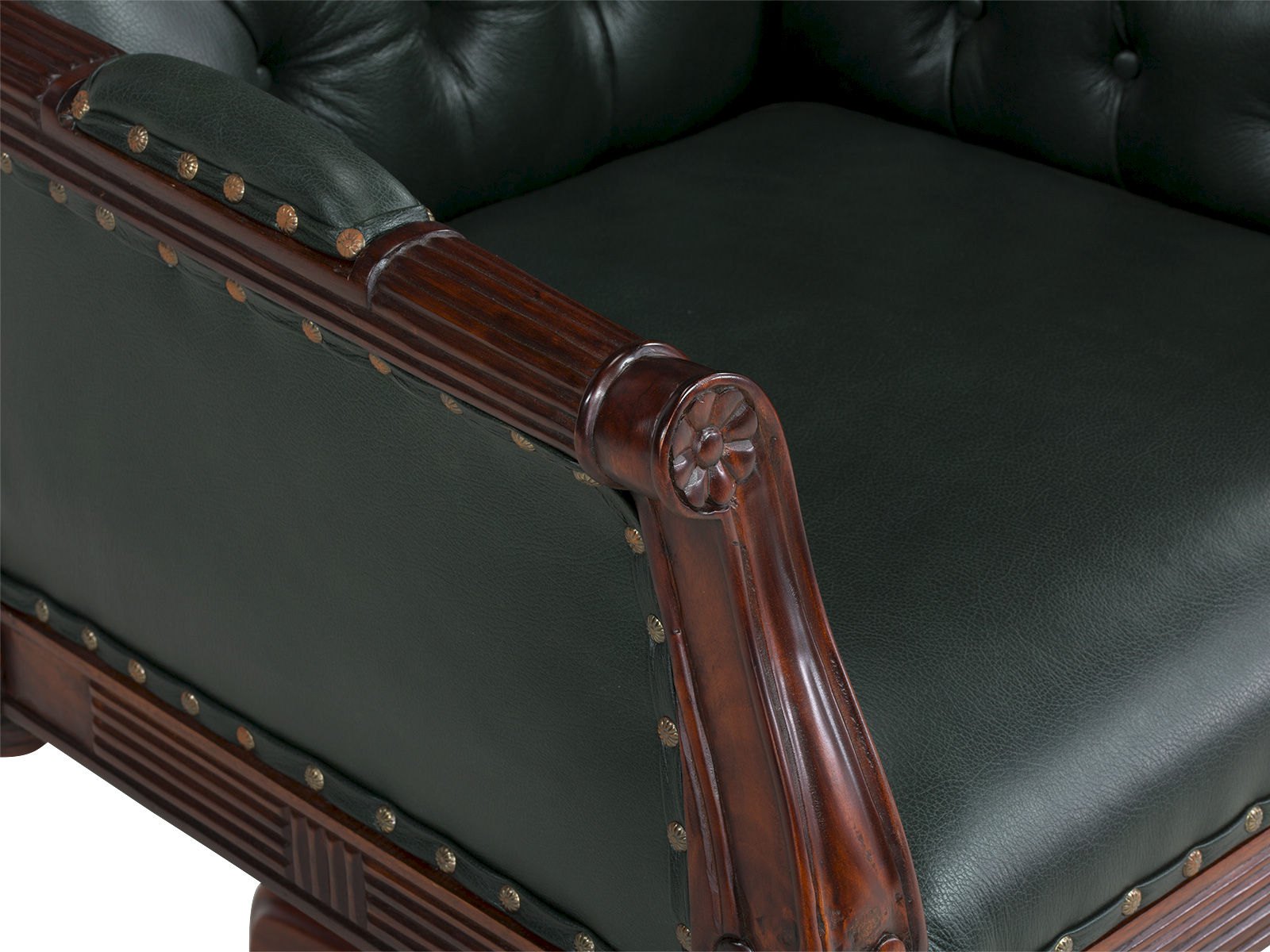 Detailansicht Freisteller Bürosessel Cambridge Echtleder grün mit Mahagoni-Rahmen und Ziernägeln an der Armlehne
