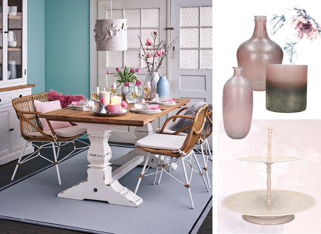 Romantisches Landhaus-Wohnzimmer mit weißem Shabby-Chic-Sideboard, gemütlichem Sofa, Pastellkissen, Holzboden und Deko