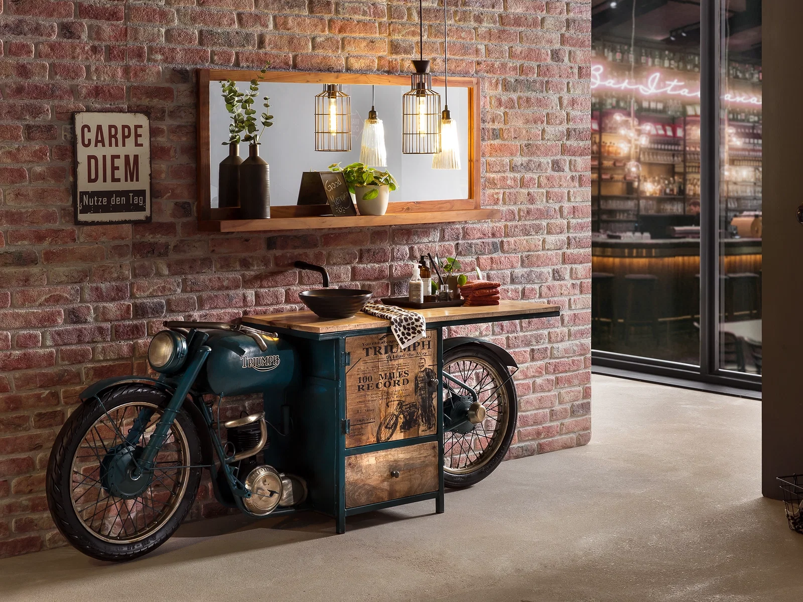 Ausgefallener Motorrad-Waschtisch Triumph aus Metall und Holz als markantes Badmöbel im Industrial-Stil