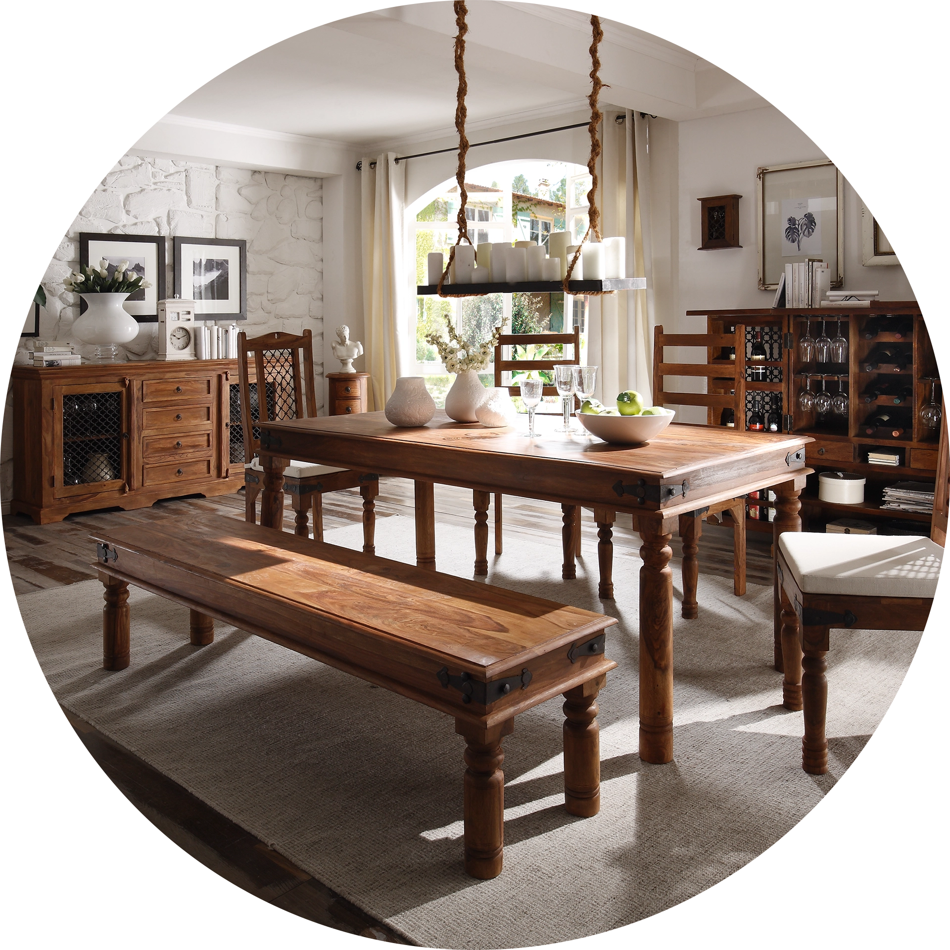 Mediterrane Leichtigkeit: luftiges, helles Wohnambiente mit Naturtönen, Leinen, Holz und Pflanzen — entspannter Wohnstil