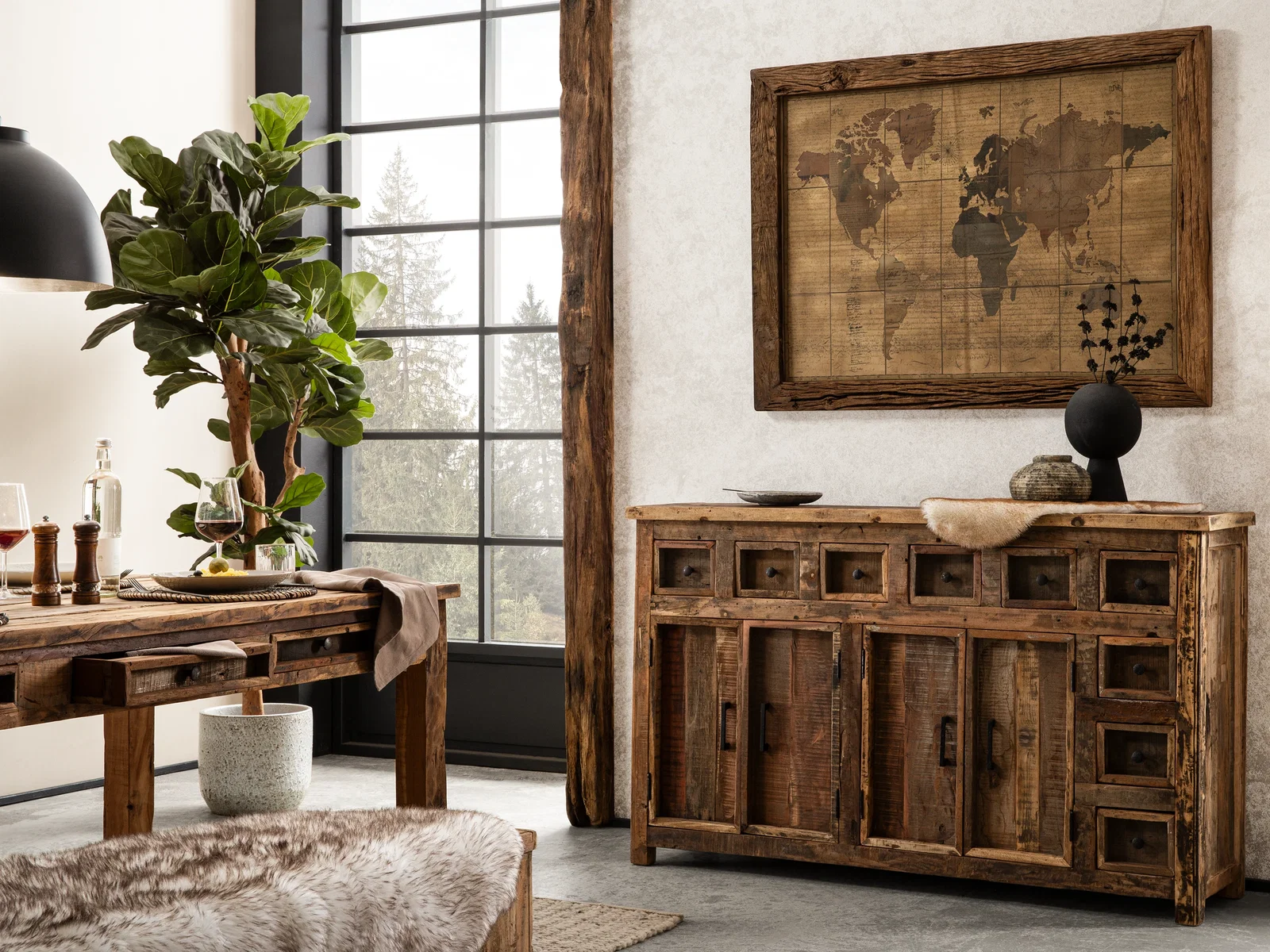 Massivholz-Möbel im Landhausstil mit Sideboard, Kommode und natürlicher Dekoration