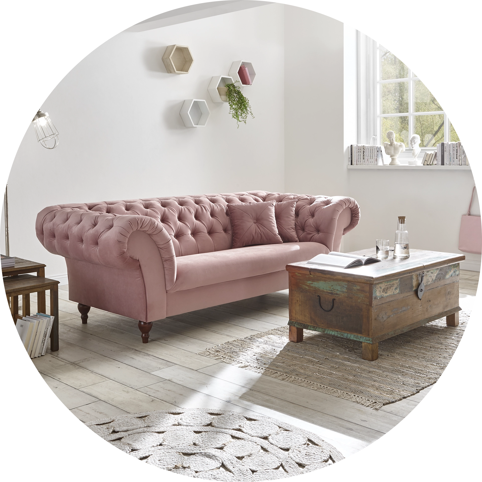 Romantischer Wohnstil: gemütliches Wohnzimmer-Ambiente mit pastellfarbenen Textilien, Blumenarrangements und Vintage-Holz-Dekor