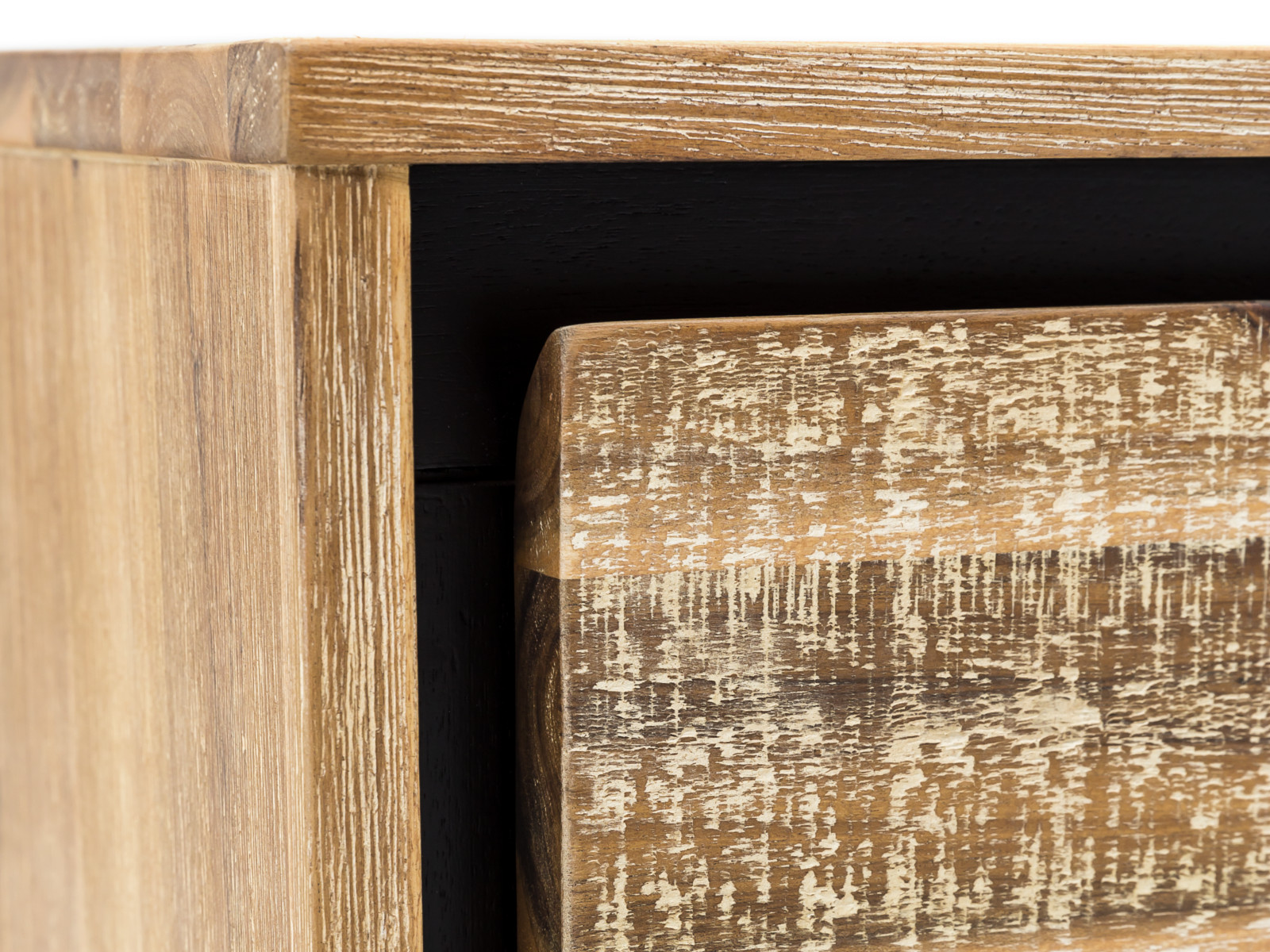 Detailaufnahme der lackierten Akazie-Holzoberfläche (braun) des Badmöbel Sets Jolo in 45°-Ansicht mit Türanschlag rechts.