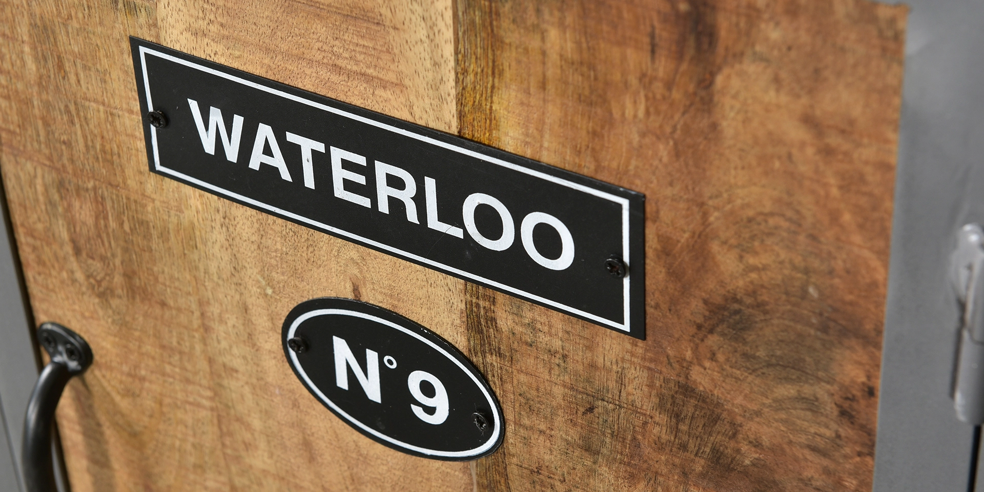 Detailaufnahme Pinetown Kiefernholz mit sichtbarer Maserung, Knoten und warm-honigfarbener, geölter Oberfläche.