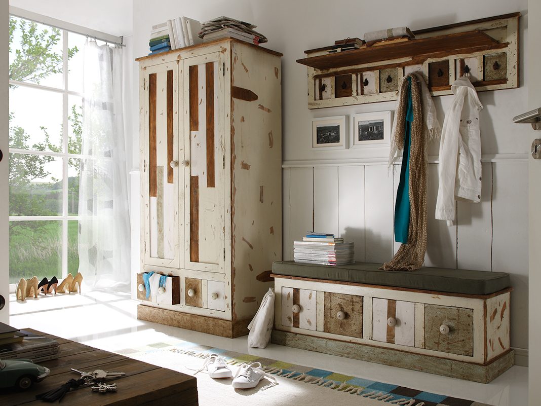 Vintage Schuhbank aus Holz mit gepolsterter Sitzauflage und offener Schuhablage im warmen, rustikalen Flurambiente