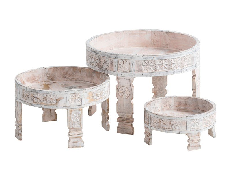 Chakki-Set aus Naturholz: runde Beistelltische in gemütlicher Sitzecke mit Decke, Kissen und Pflanze – stilvoller Rückzugsort