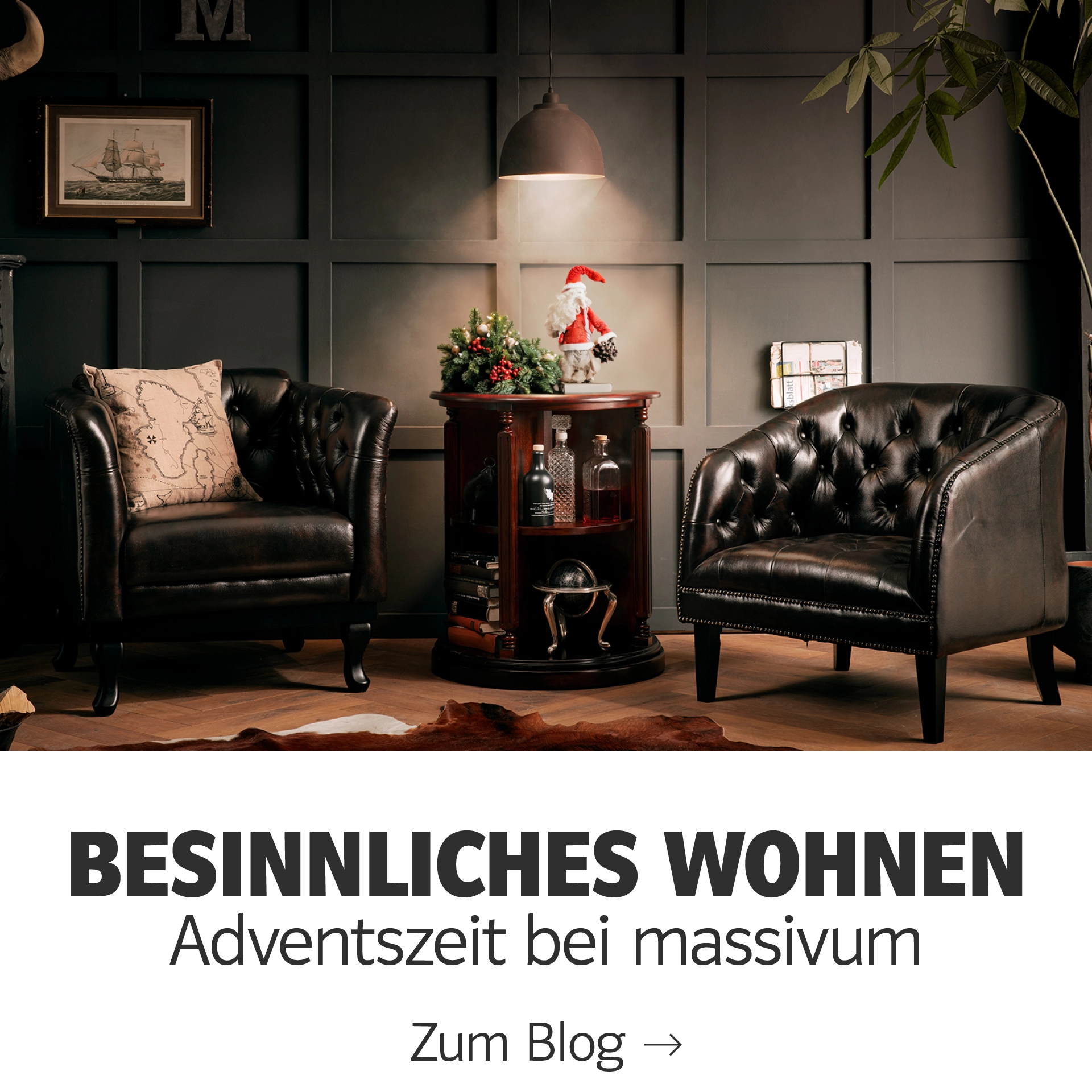 Gemütliches Wohnzimmer mit warmen Holzmöbeln, Decken, Kerzenlicht und neutralen Naturtönen – besinnliche, skandinavisch inspirierte Atmosphäre