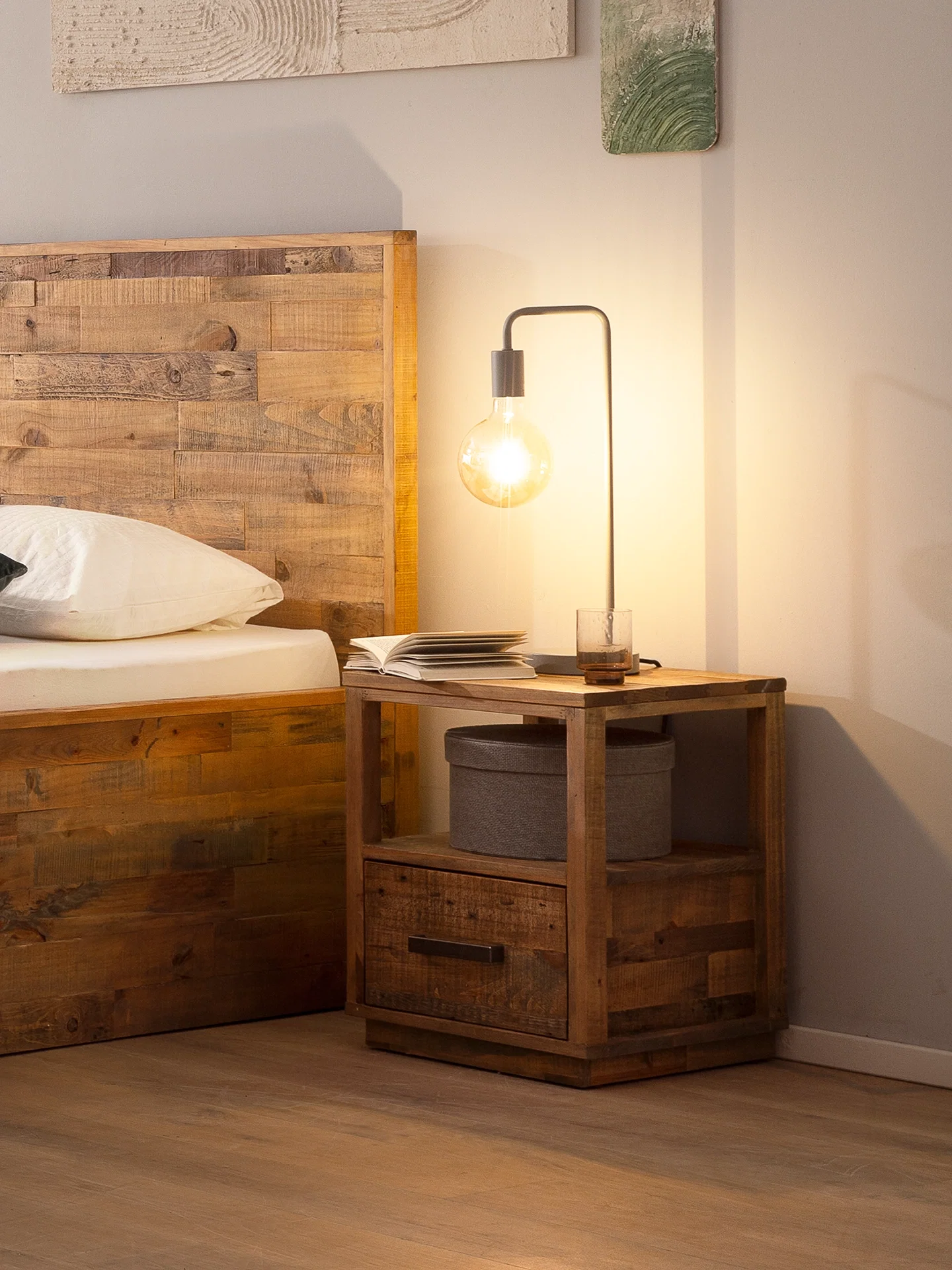 Hoher Barhocker "Mayari" aus Holz im modernen, hellen Ambiente – natürliche Holzoptik, minimalistisches, zeitloses Design