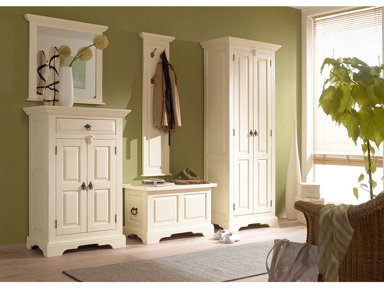 Heller Landhaus-Flur mit weißer Catana-Garderobe, natürliche Holzoptik, Dekoration und einladende Atmosphäre