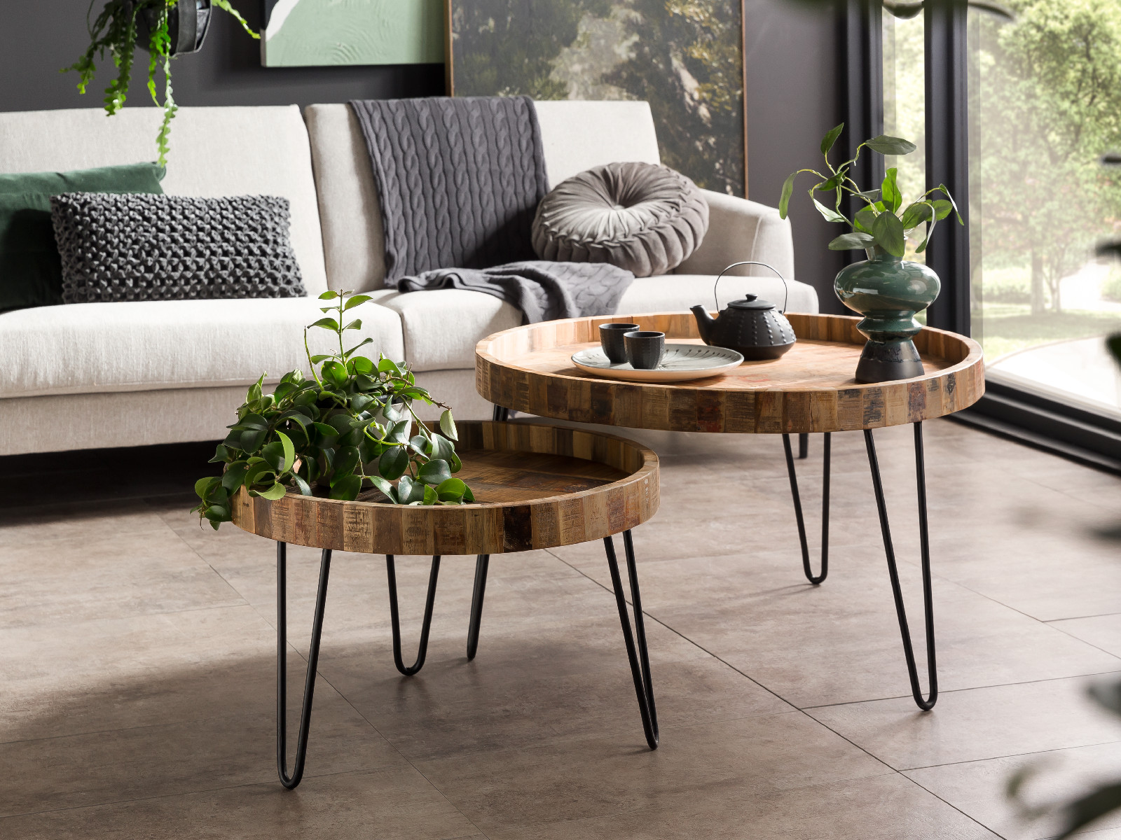 Zimmerpflanze Corby in modernem Topf, grüne Blätter, skandinavisches Wohnambiente – Dekoration fürs Wohnzimmer oder Büro