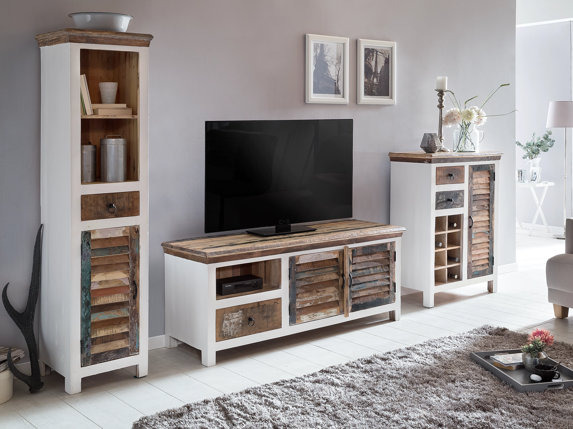 Ambientes Produktfoto 'Perth' – Möbel in warmer Holzoptik in modernem Wohnraum, dekoriert mit Pflanzen und natürlichem Licht