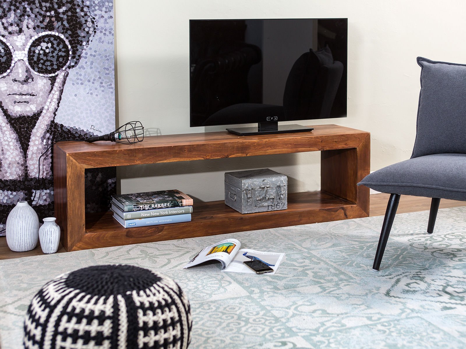 Ratgeber-Banner für Massivholzmöbel: warme Wohnszene mit Massivholzmöbeln, natürlicher Holzoptik und gemütlicher Atmosphäre