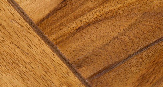 Lackierte Oberflächen‑Übersicht: Musterplatten mit verschiedenen Holzfarbtönen und Lackvarianten als Auswahl für Möbel und Innenausbau